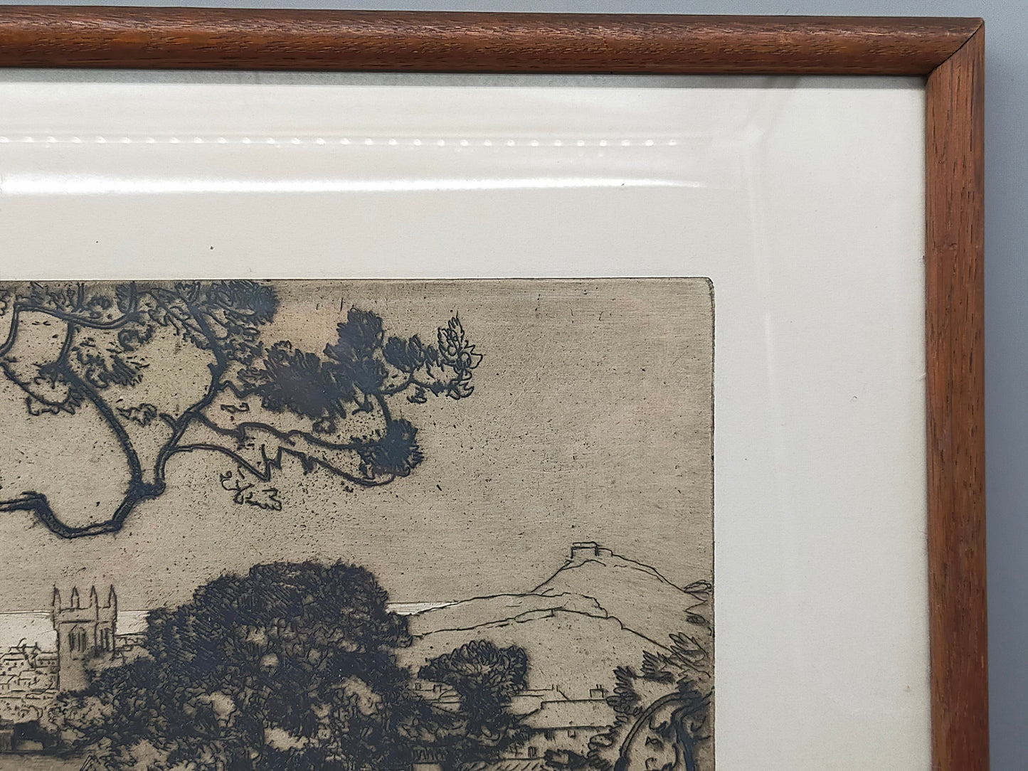 Signierte Radierung Küstenlandschaft – Klassische Grafik im Holzrahmen