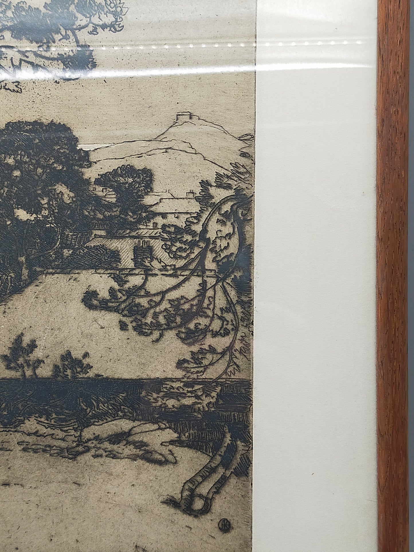 Signierte Radierung Küstenlandschaft – Klassische Grafik im Holzrahmen