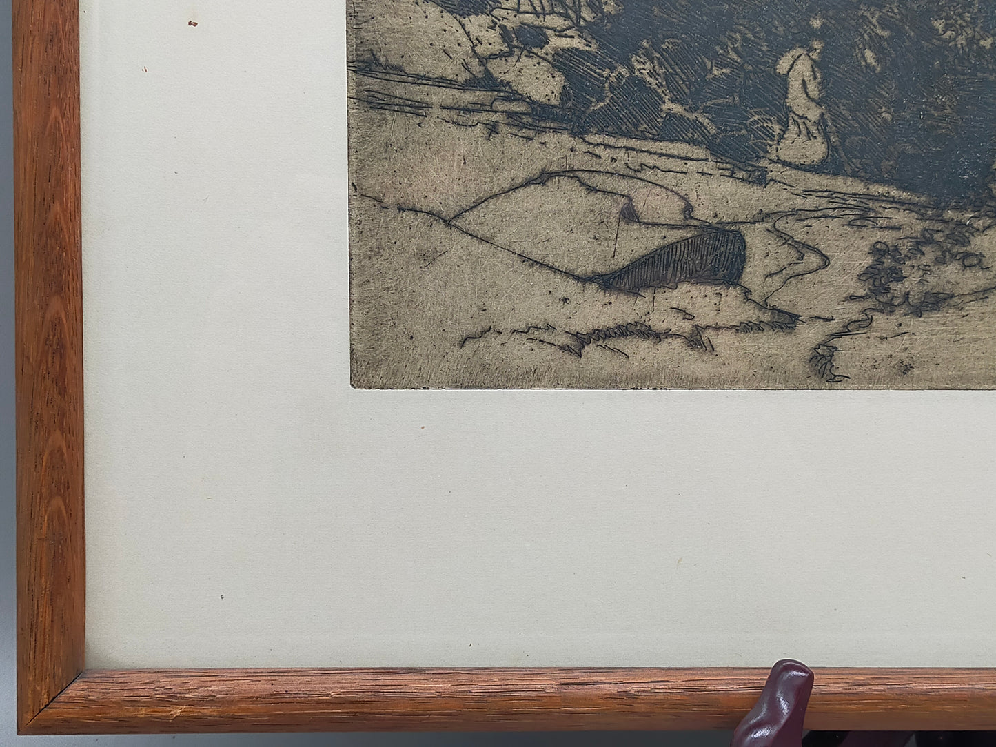 Signierte Radierung Küstenlandschaft – Klassische Grafik im Holzrahmen