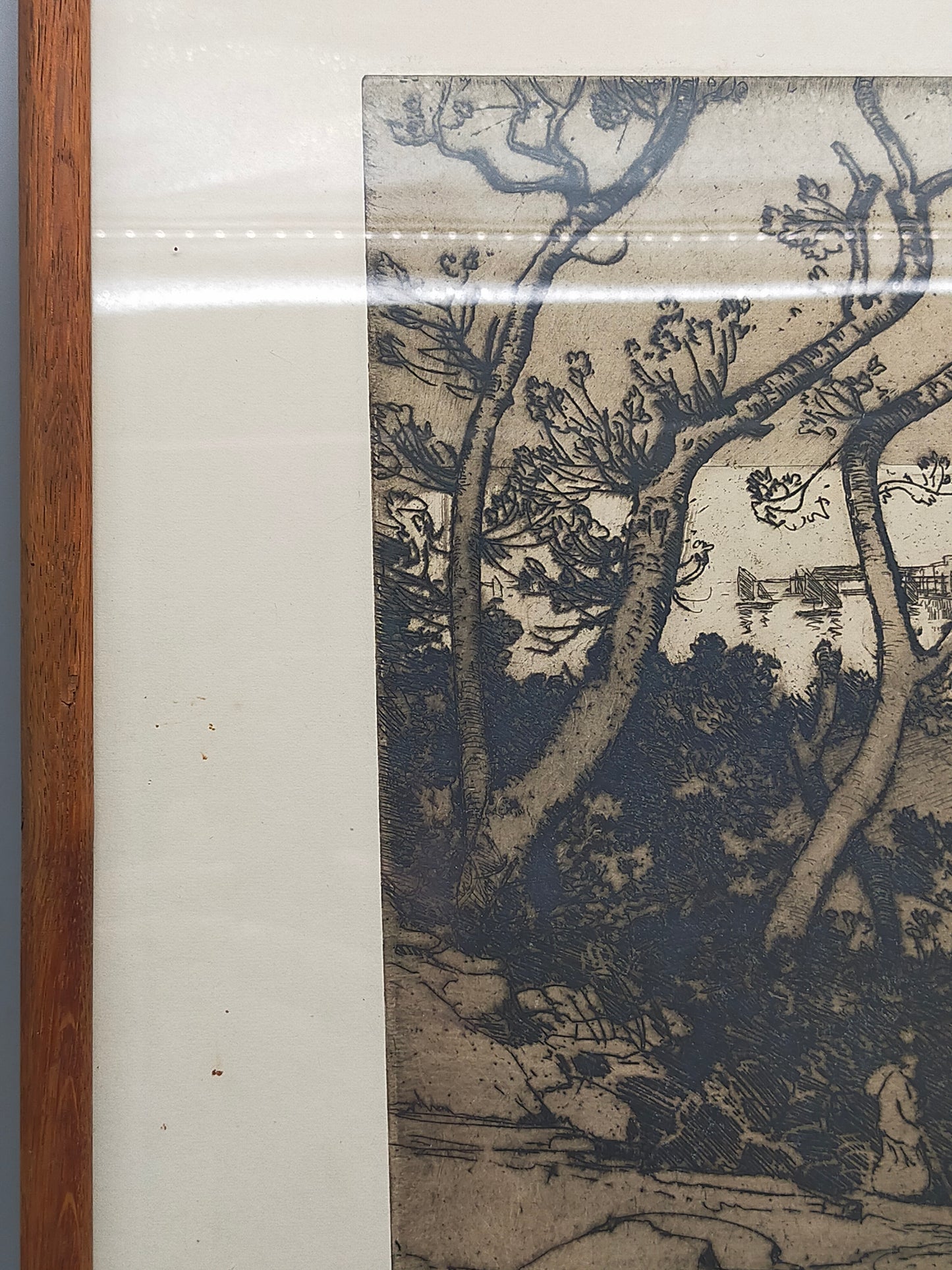 Signierte Radierung Küstenlandschaft – Klassische Grafik im Holzrahmen