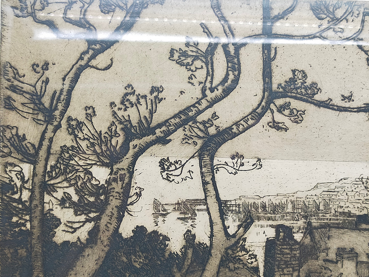 Signierte Radierung Küstenlandschaft – Klassische Grafik im Holzrahmen
