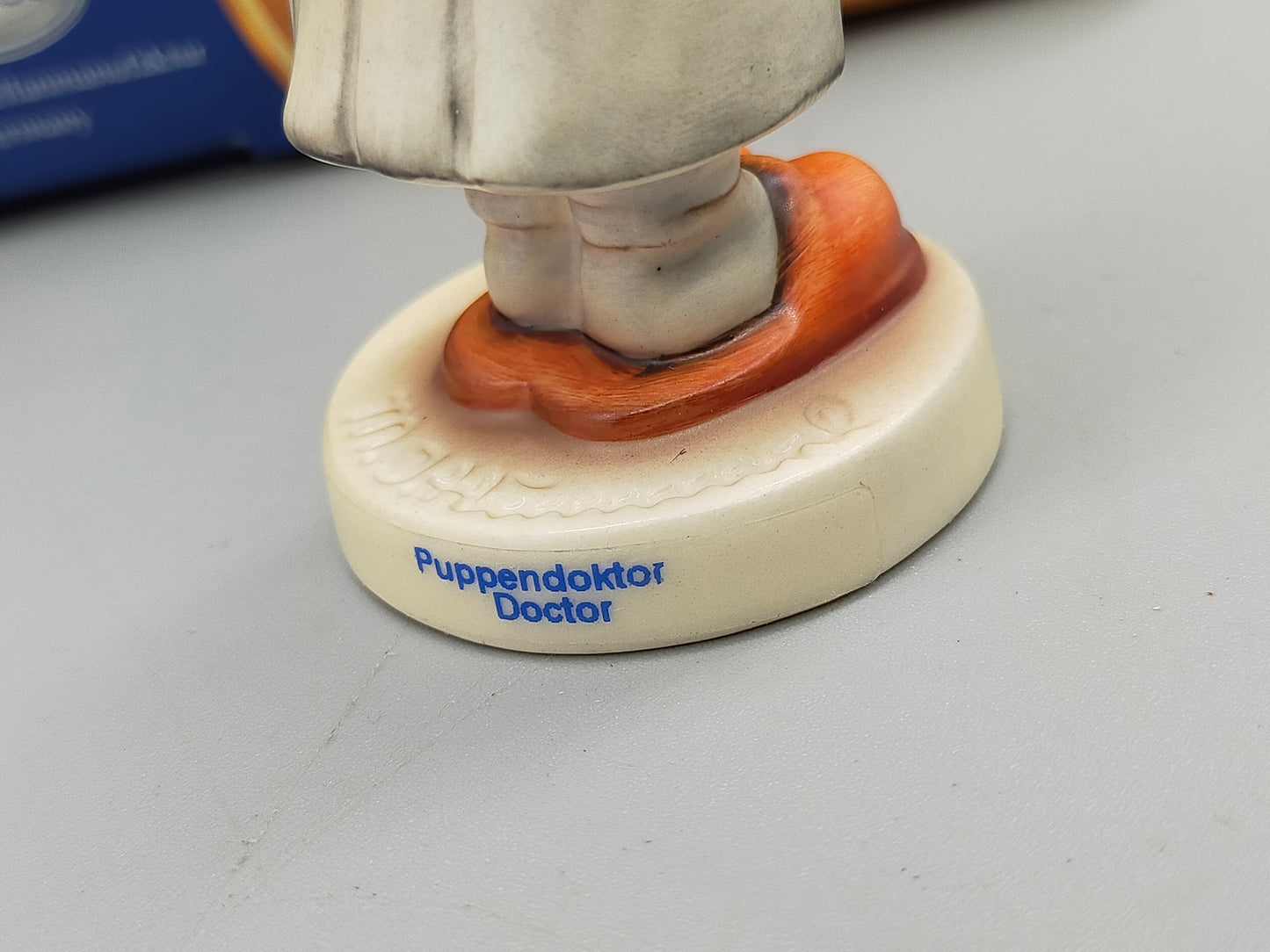 Goebel Hummel Figur "Puppendoktor" –  Mit Original Verpackung und Zertifikat