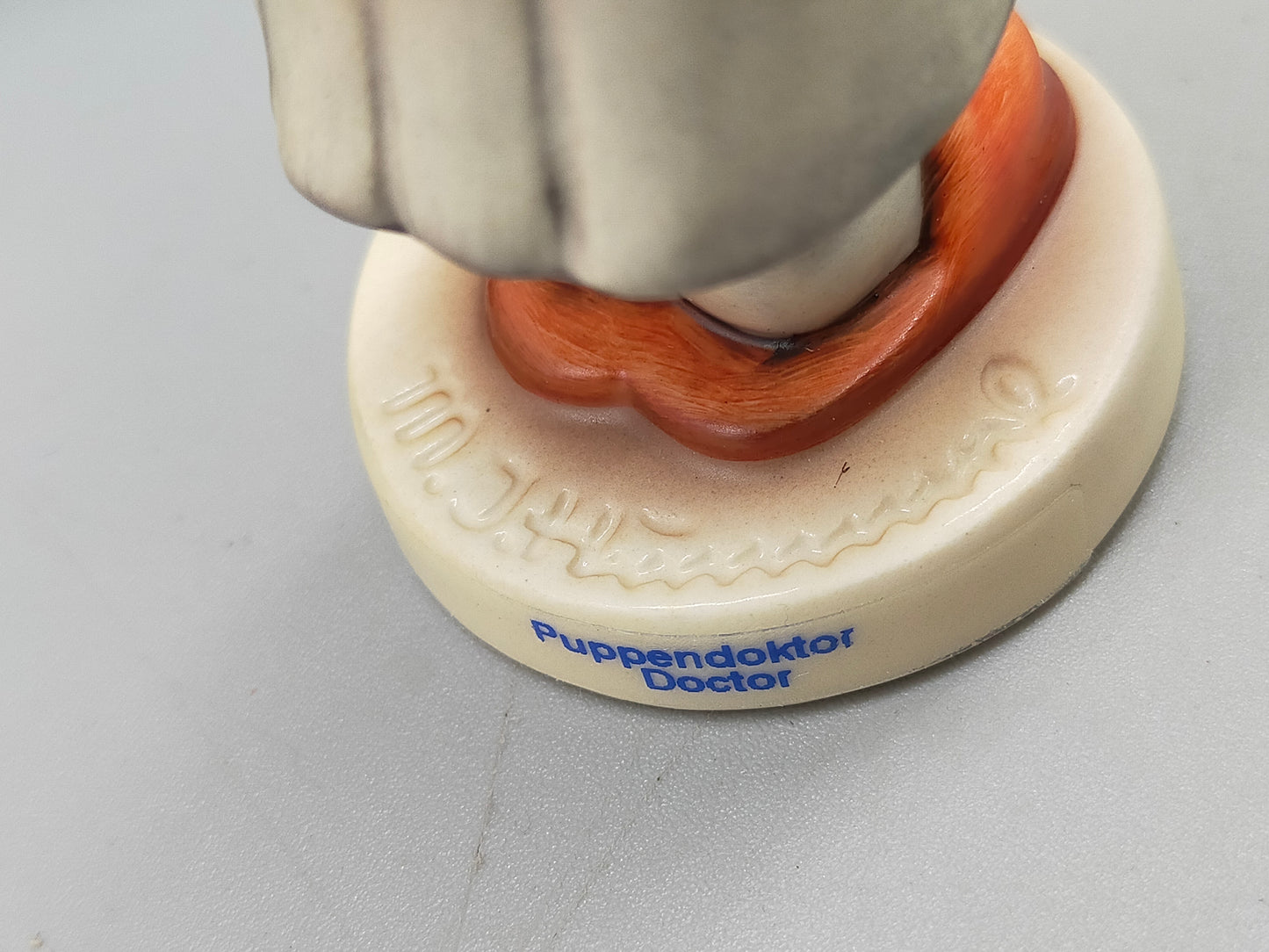 Goebel Hummel Figur "Puppendoktor" –  Mit Original Verpackung und Zertifikat