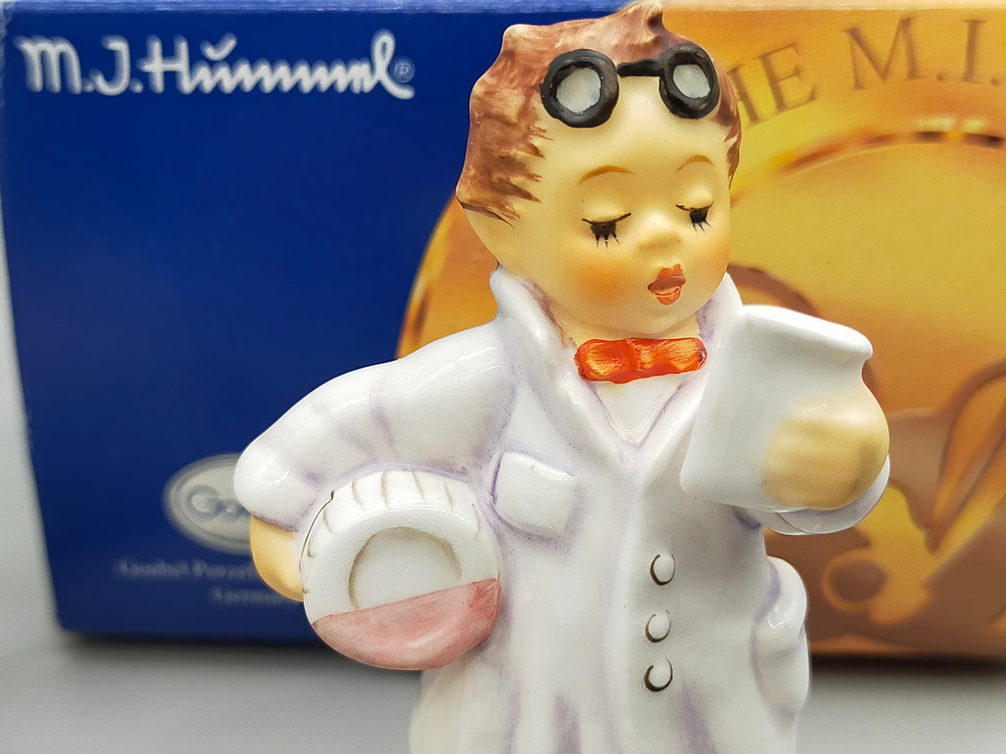 Goebel Hummel Figur "Der Apotheker" – Mit Original Verpackung und Zertifikat