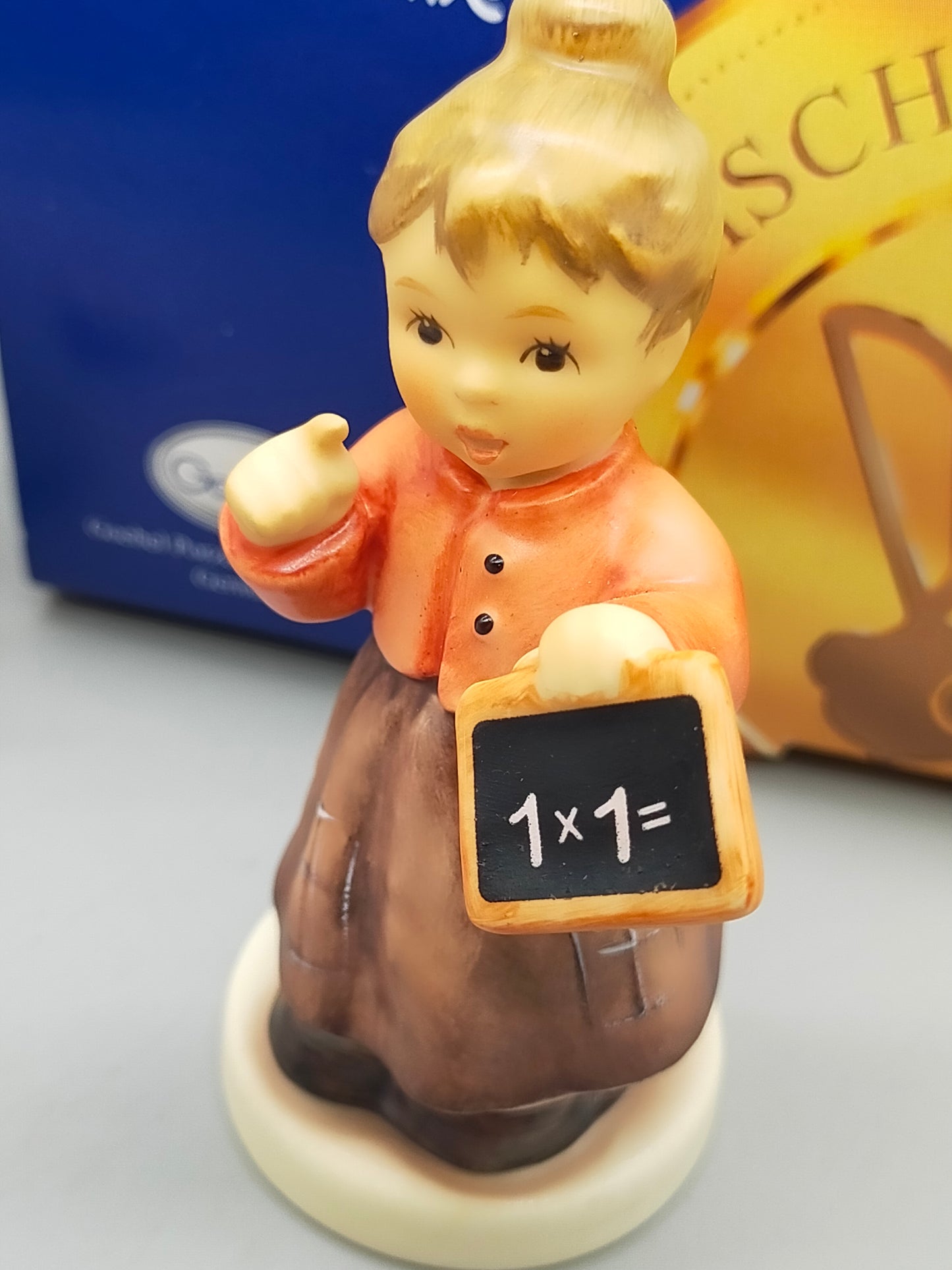 Goebel Hummel Figur "Fräulein Lehrerin" – Mit Original Verpackung und Zertifikat
