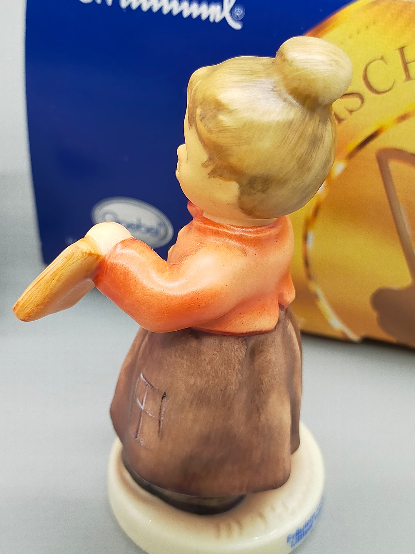Goebel Hummel Figur "Fräulein Lehrerin" – Mit Original Verpackung und Zertifikat