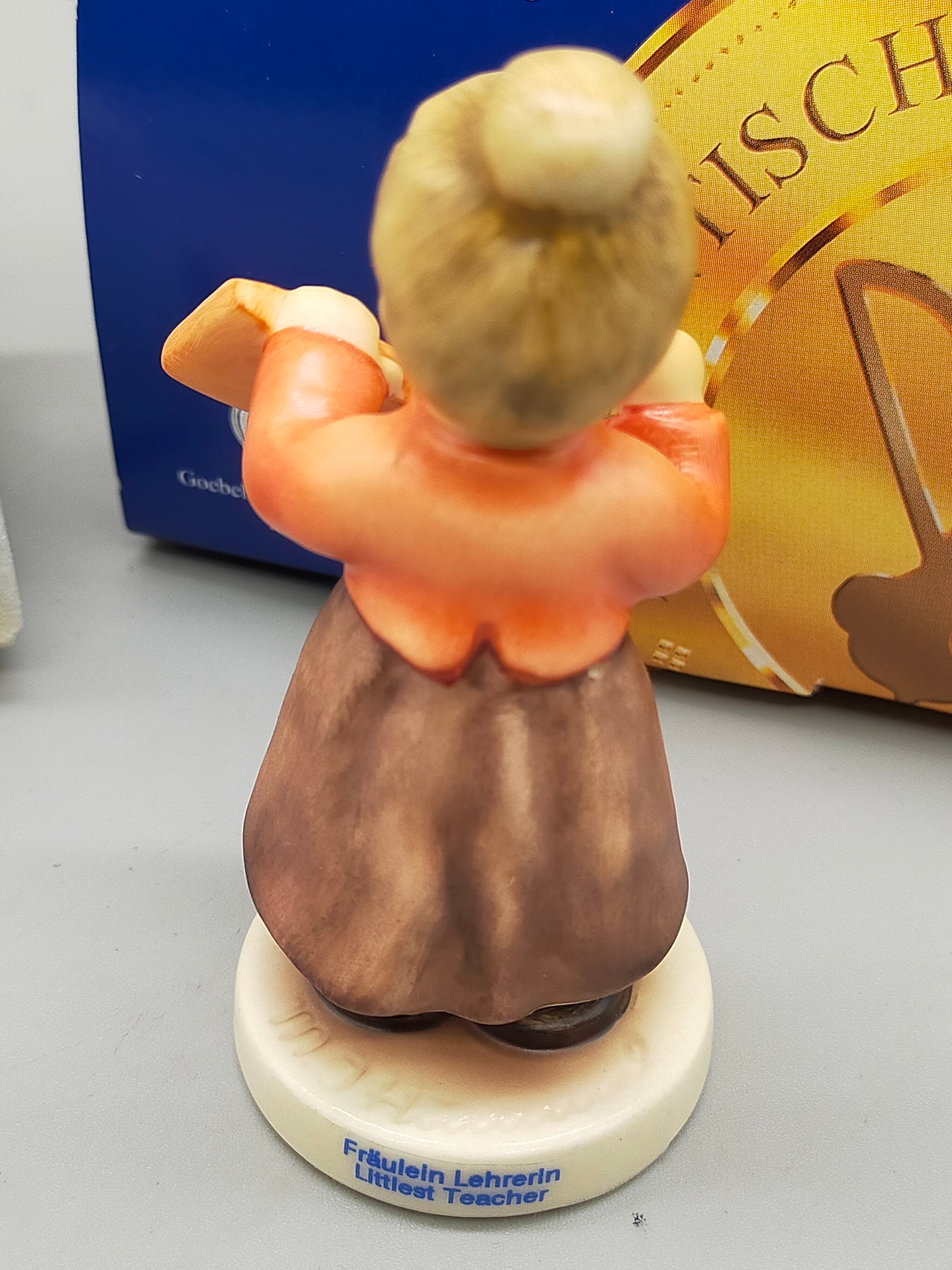 Goebel Hummel Figur "Fräulein Lehrerin" – Mit Original Verpackung und Zertifikat