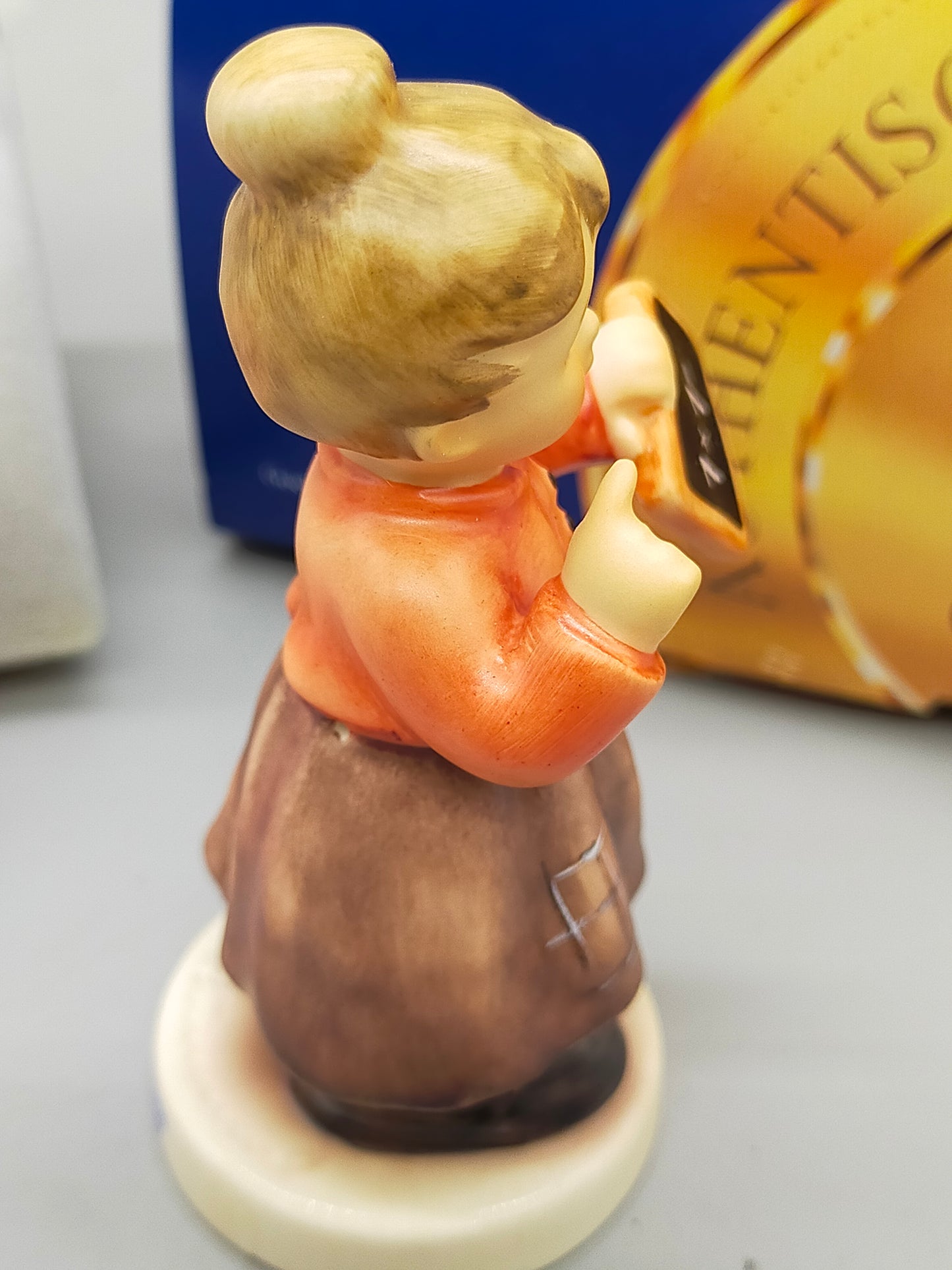 Goebel Hummel Figur "Fräulein Lehrerin" – Mit Original Verpackung und Zertifikat