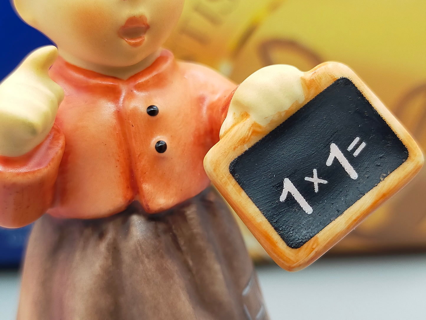 Goebel Hummel Figur "Fräulein Lehrerin" – Mit Original Verpackung und Zertifikat