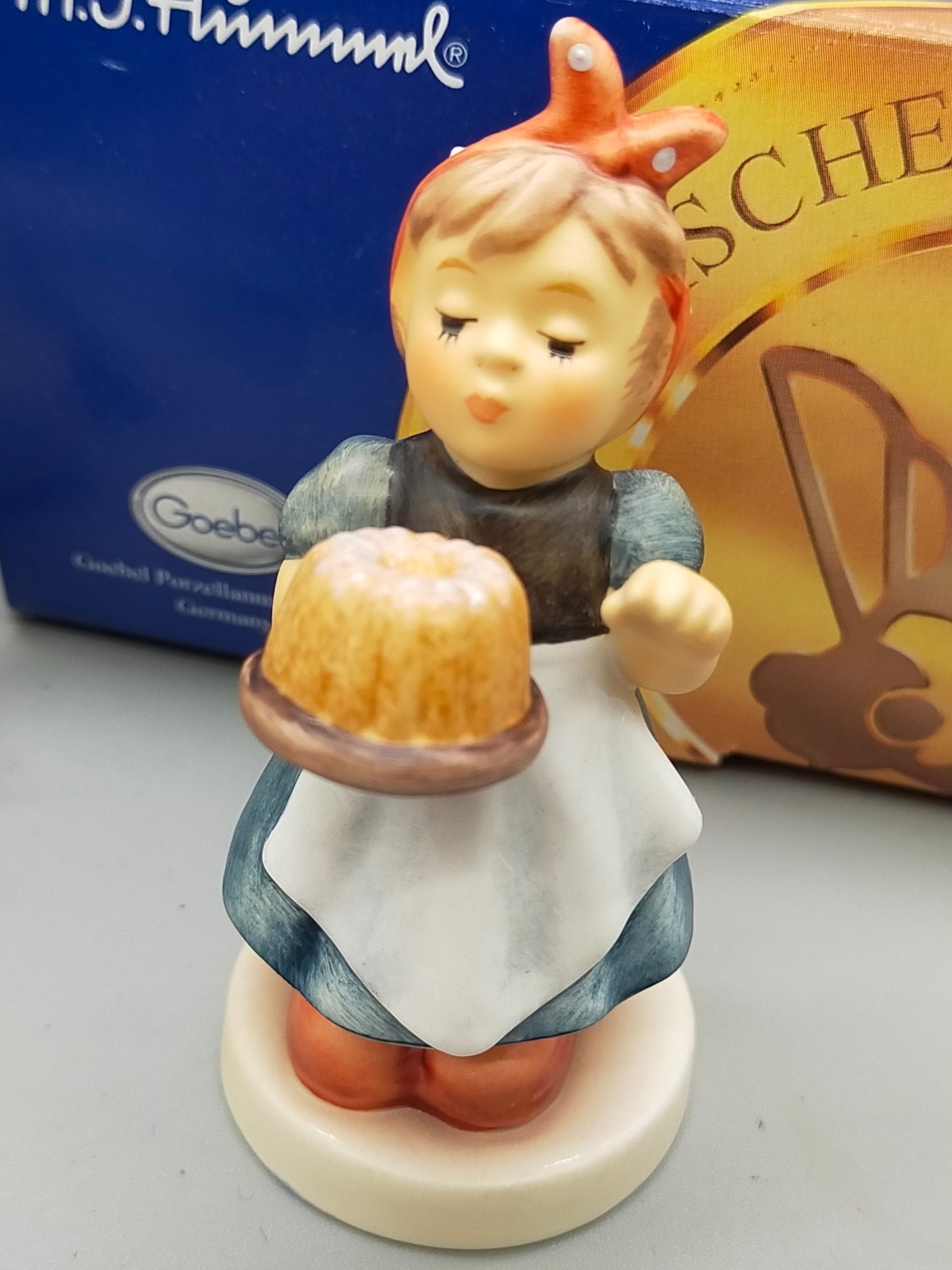 Goebel Hummel Figur Bäckersfrau Proud Baker Mit OVP und Zertifikat