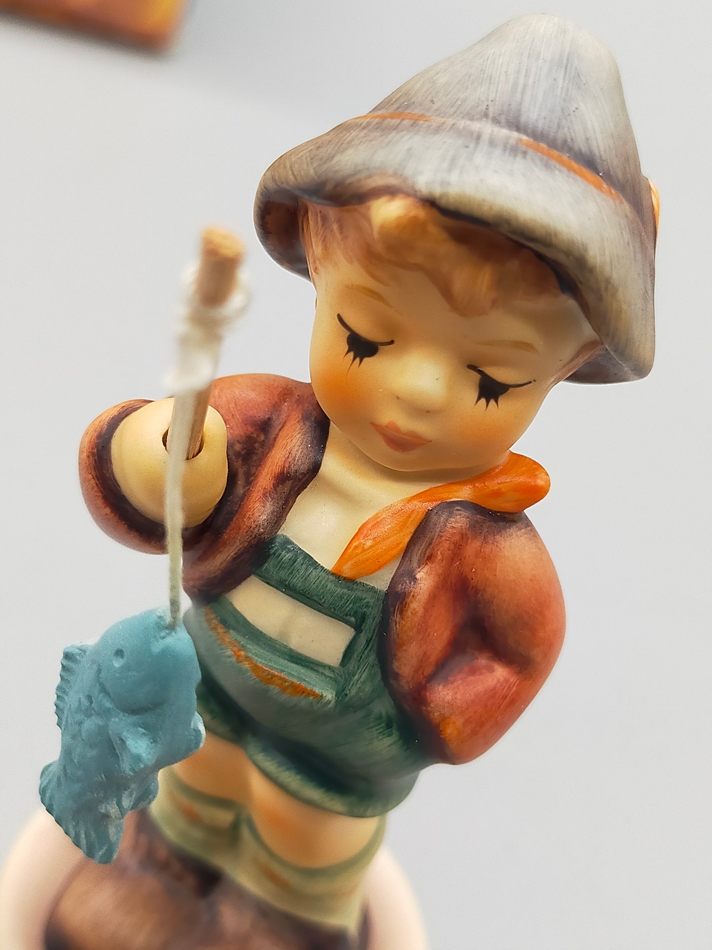 Goebel Hummel Figur "Nachwuchsangler" – Mit Original Verpackung und Zertifikat