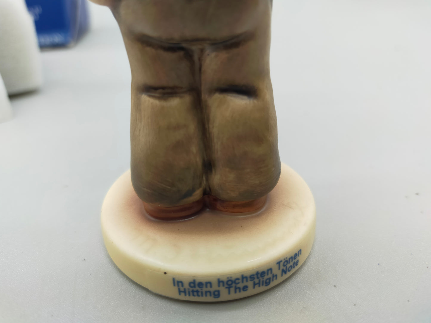 Goebel Hummel Figur "Fescher Sänger" – Mit Original Verpackung und Zertifikat