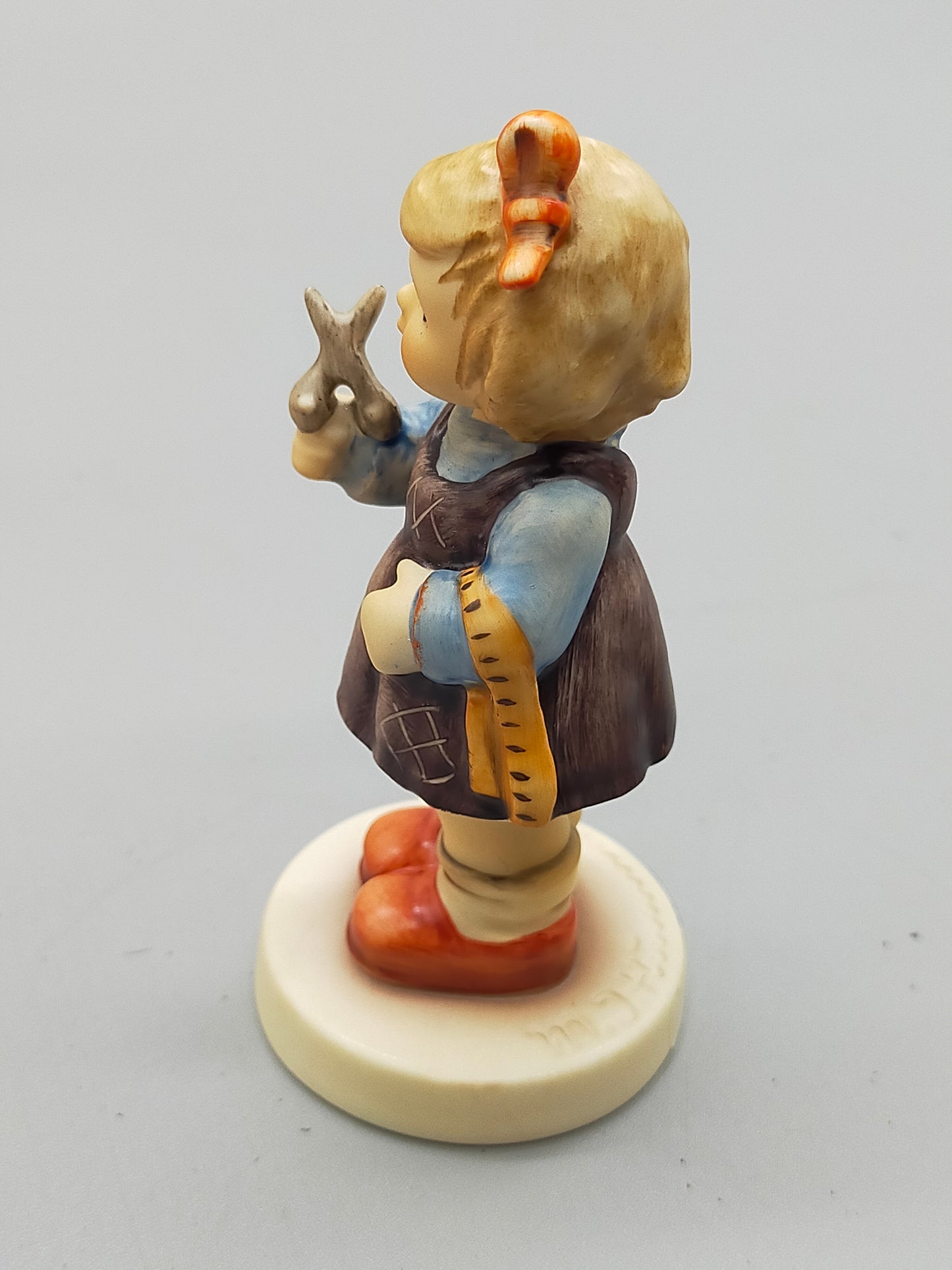 Goebel Hummel Figur "Schneiderin" – Mit Original Verpackung und Zertifikat