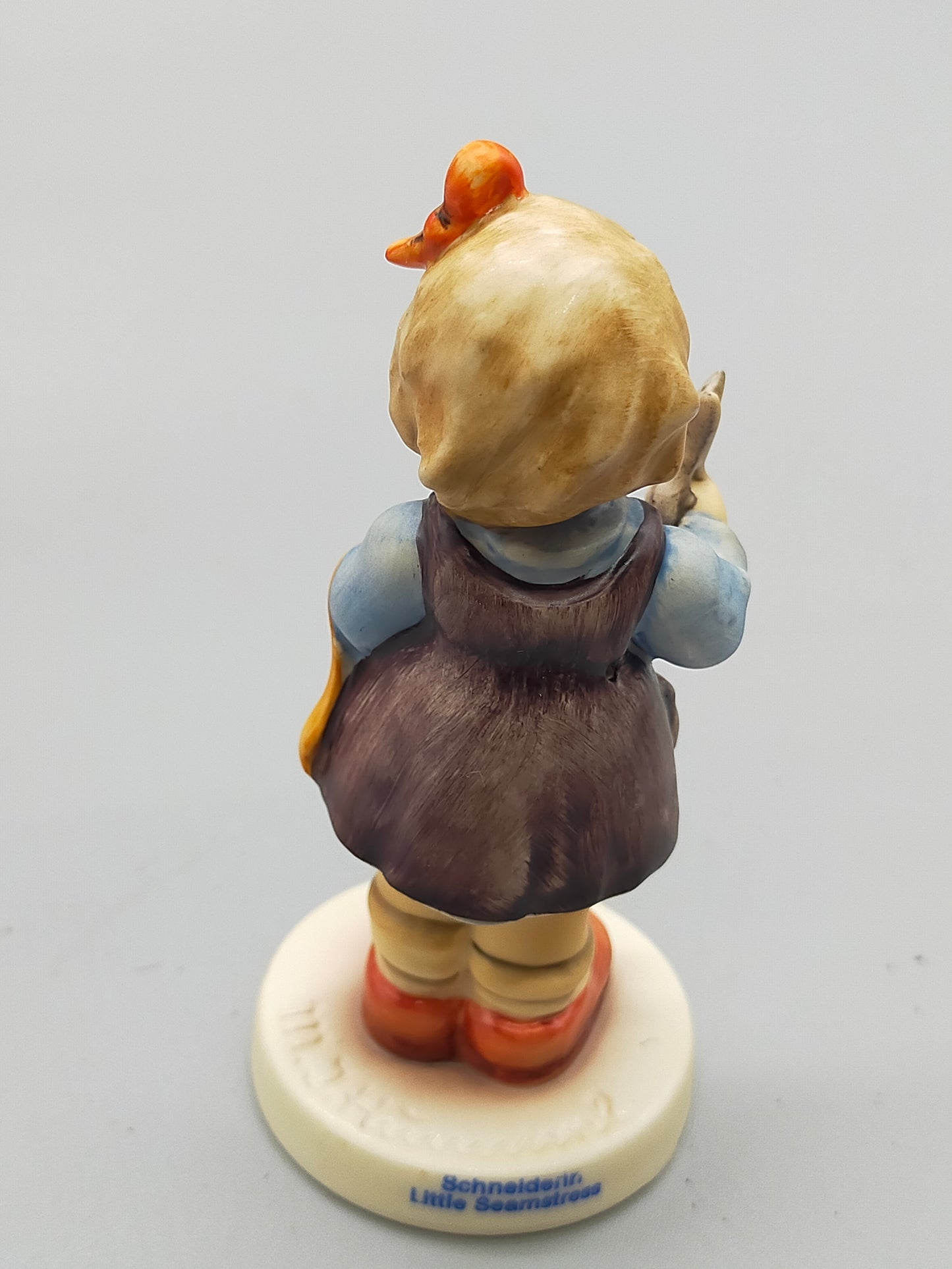 Goebel Hummel Figur "Schneiderin" – Mit Original Verpackung und Zertifikat