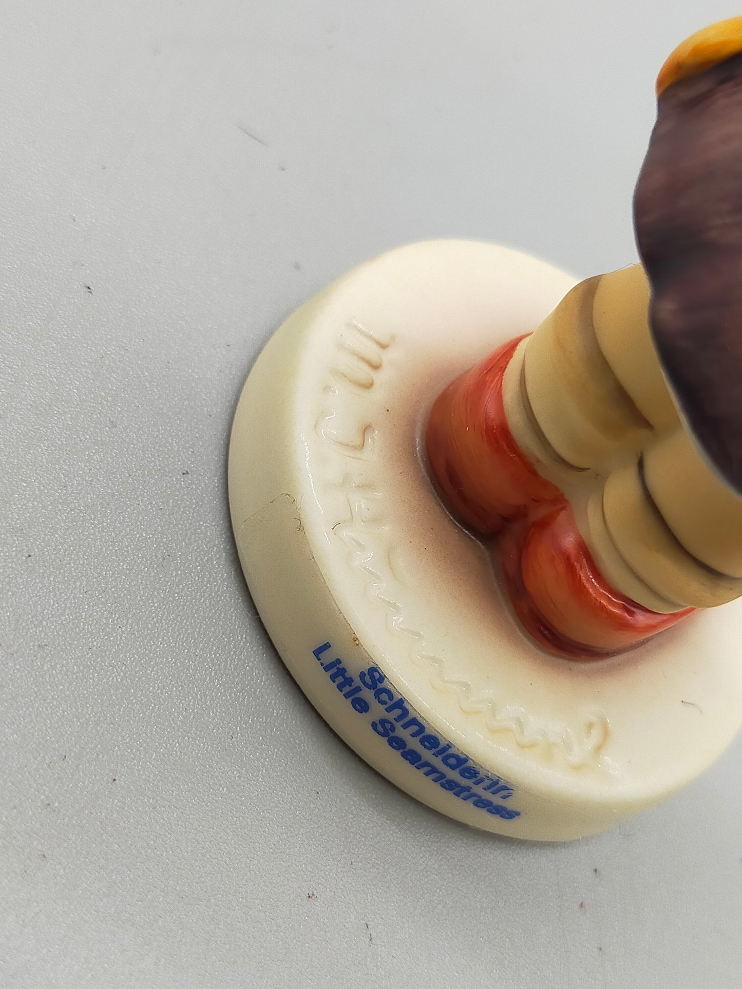 Goebel Hummel Figur "Schneiderin" – Mit Original Verpackung und Zertifikat