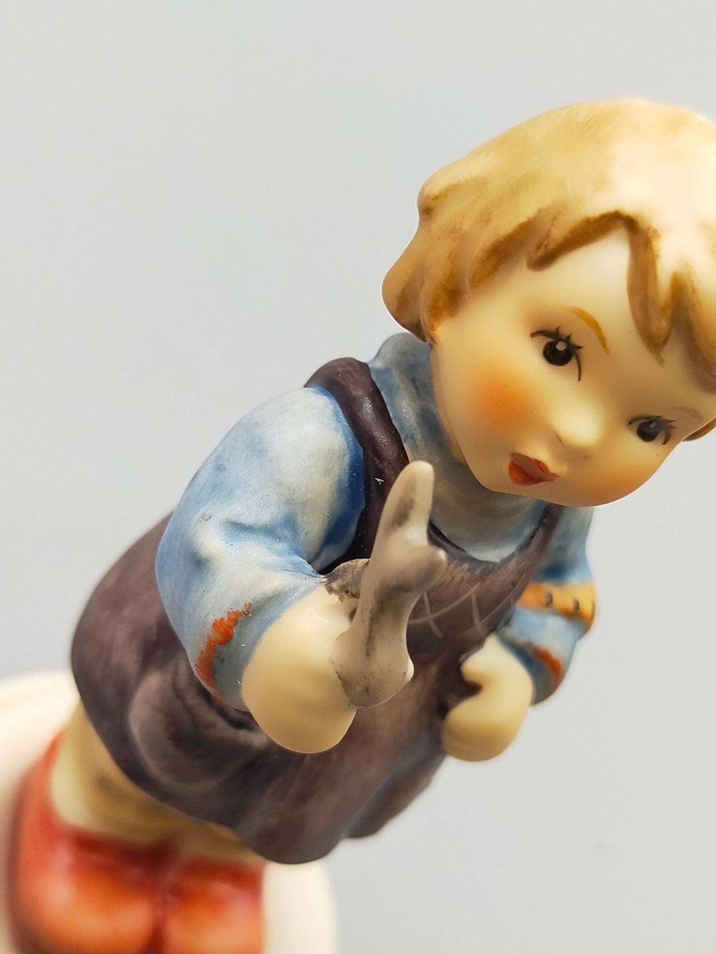 Goebel Hummel Figur "Schneiderin" – Mit Original Verpackung und Zertifikat