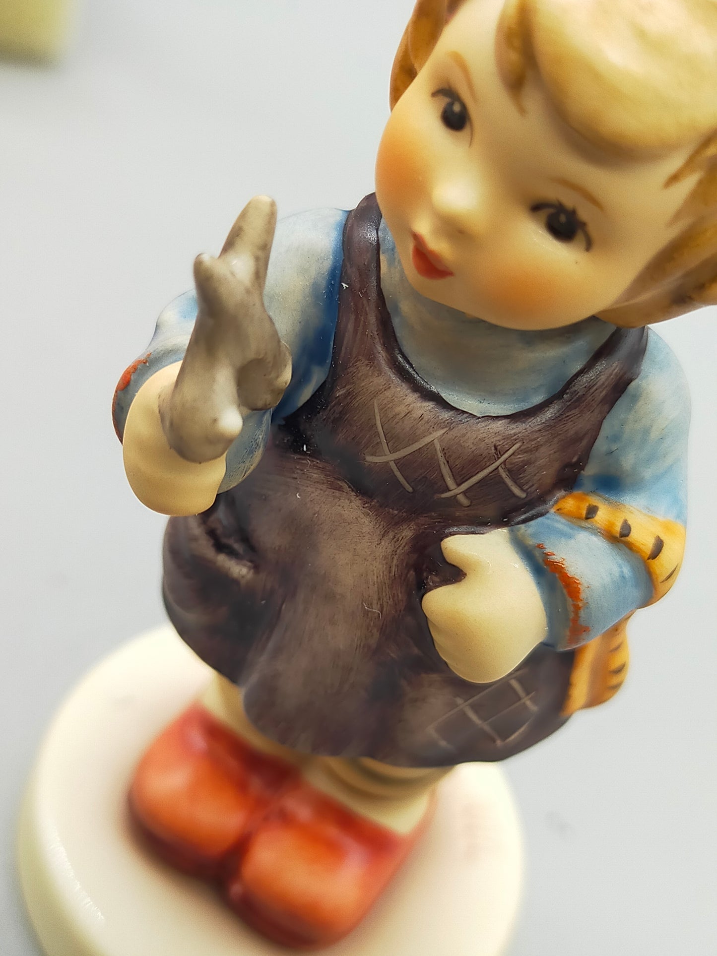 Goebel Hummel Figur "Schneiderin" – Mit Original Verpackung und Zertifikat