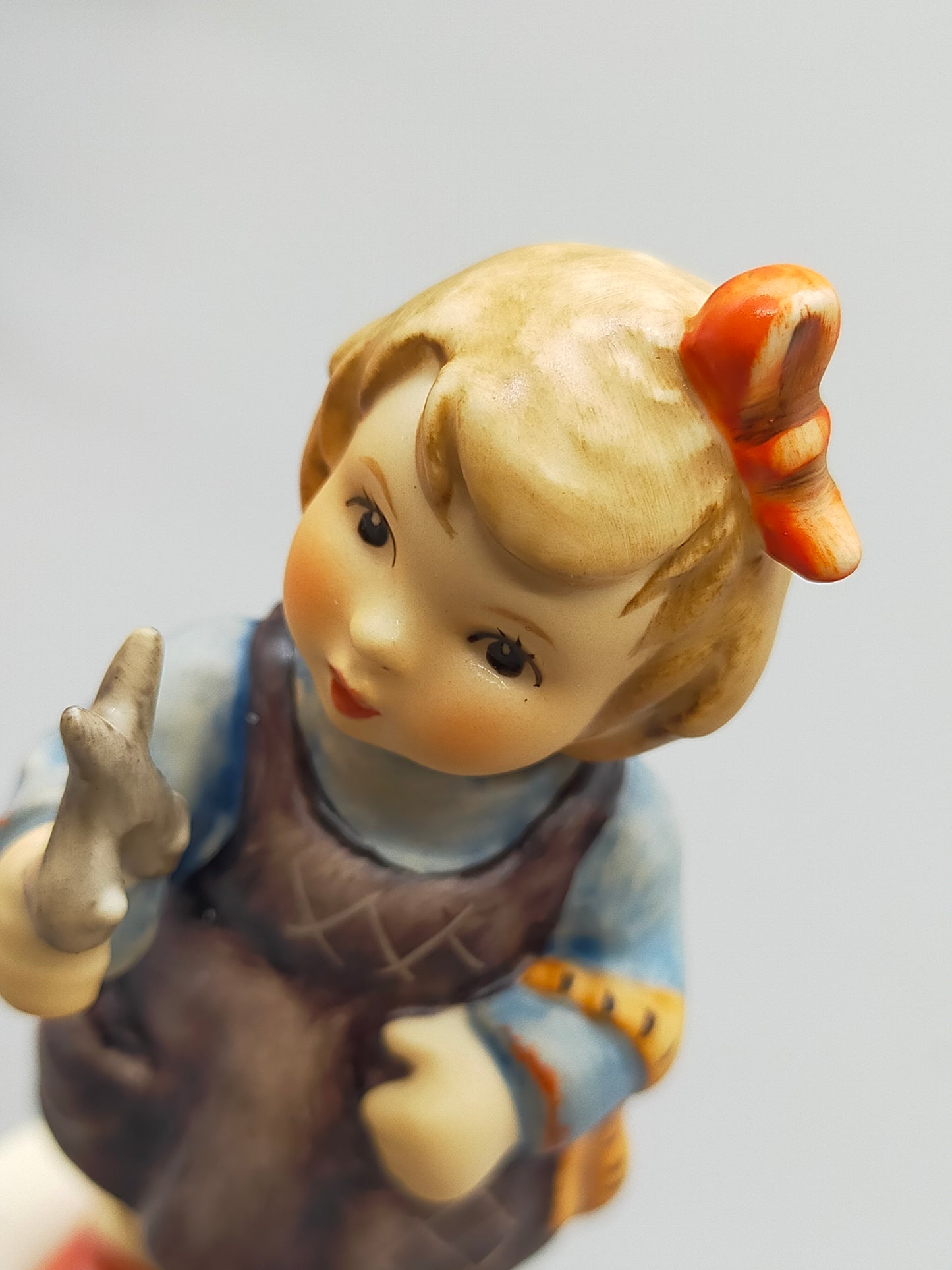 Goebel Hummel Figur "Schneiderin" – Mit Original Verpackung und Zertifikat