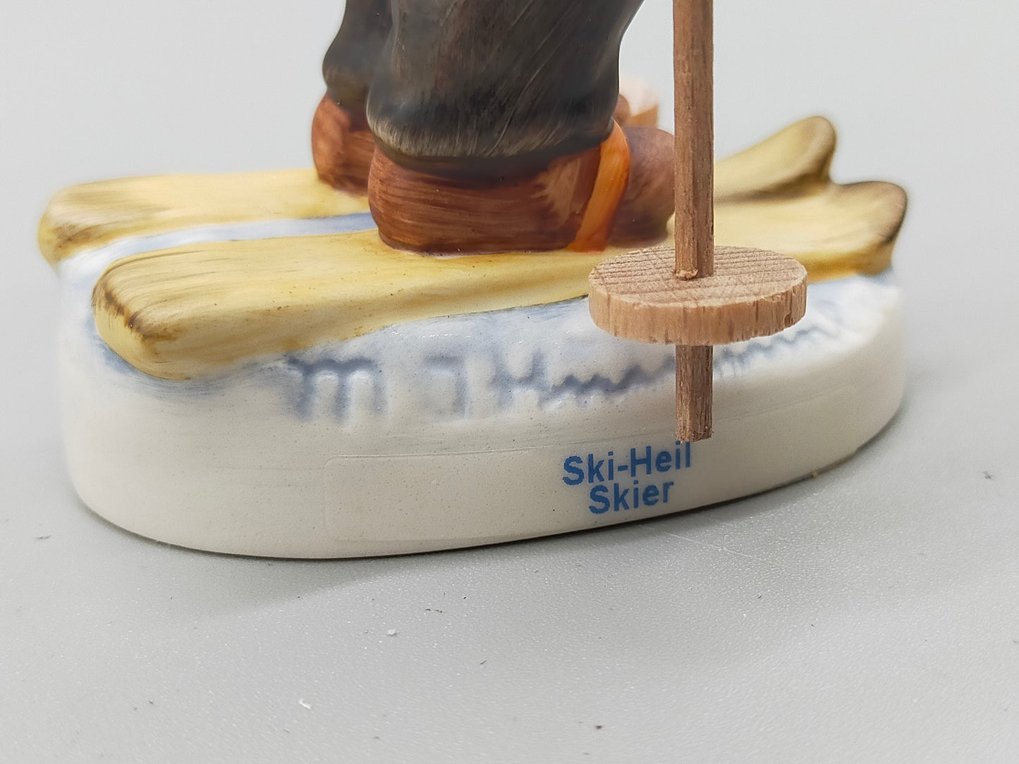 Goebel Hummel Figur "Ski-Heil / Skier" – Mit Original Verpackung
