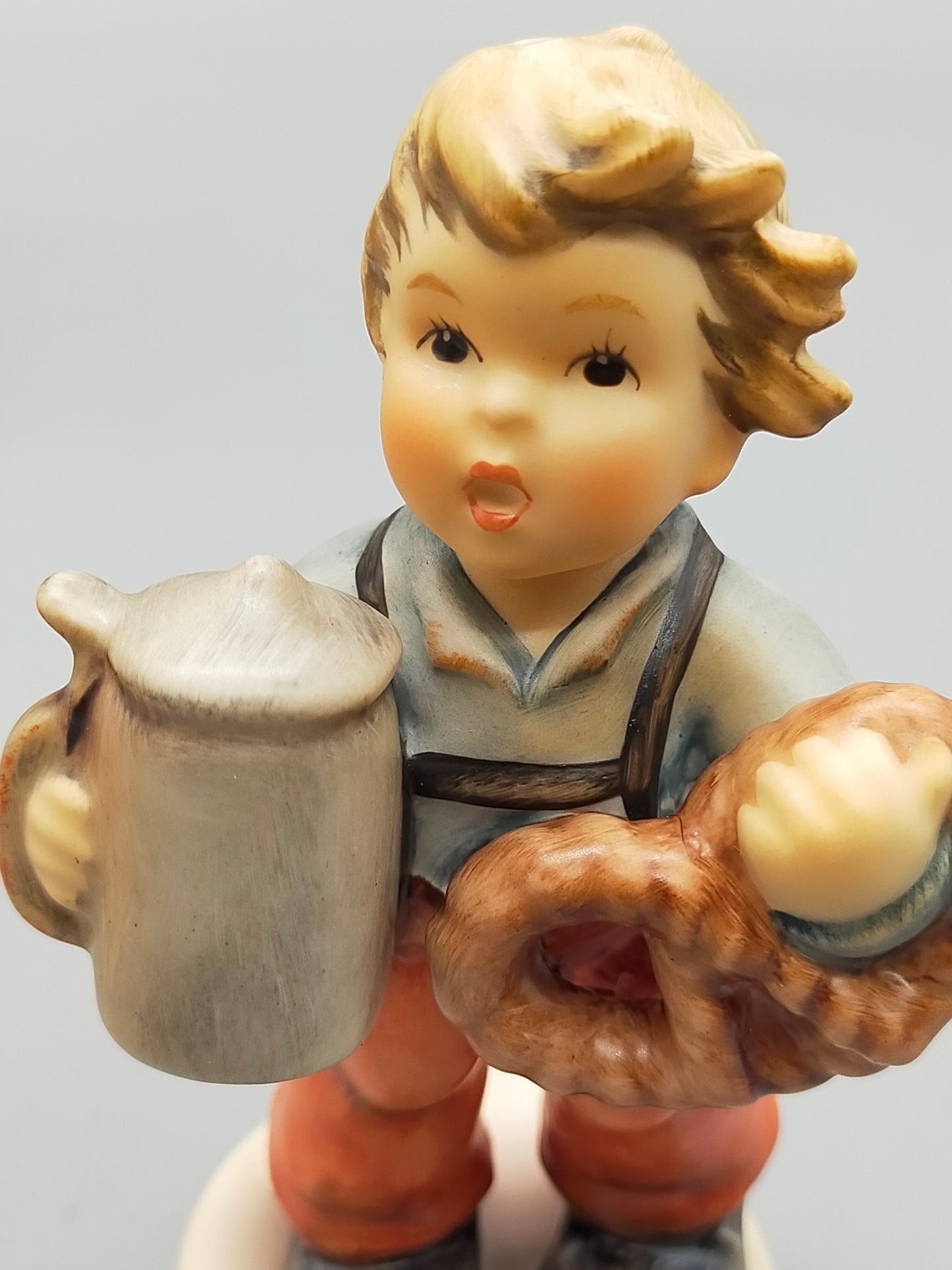 Goebel Hummel Figur "Frisch gezapft" – Mit Original Verpackung und Zertifikat