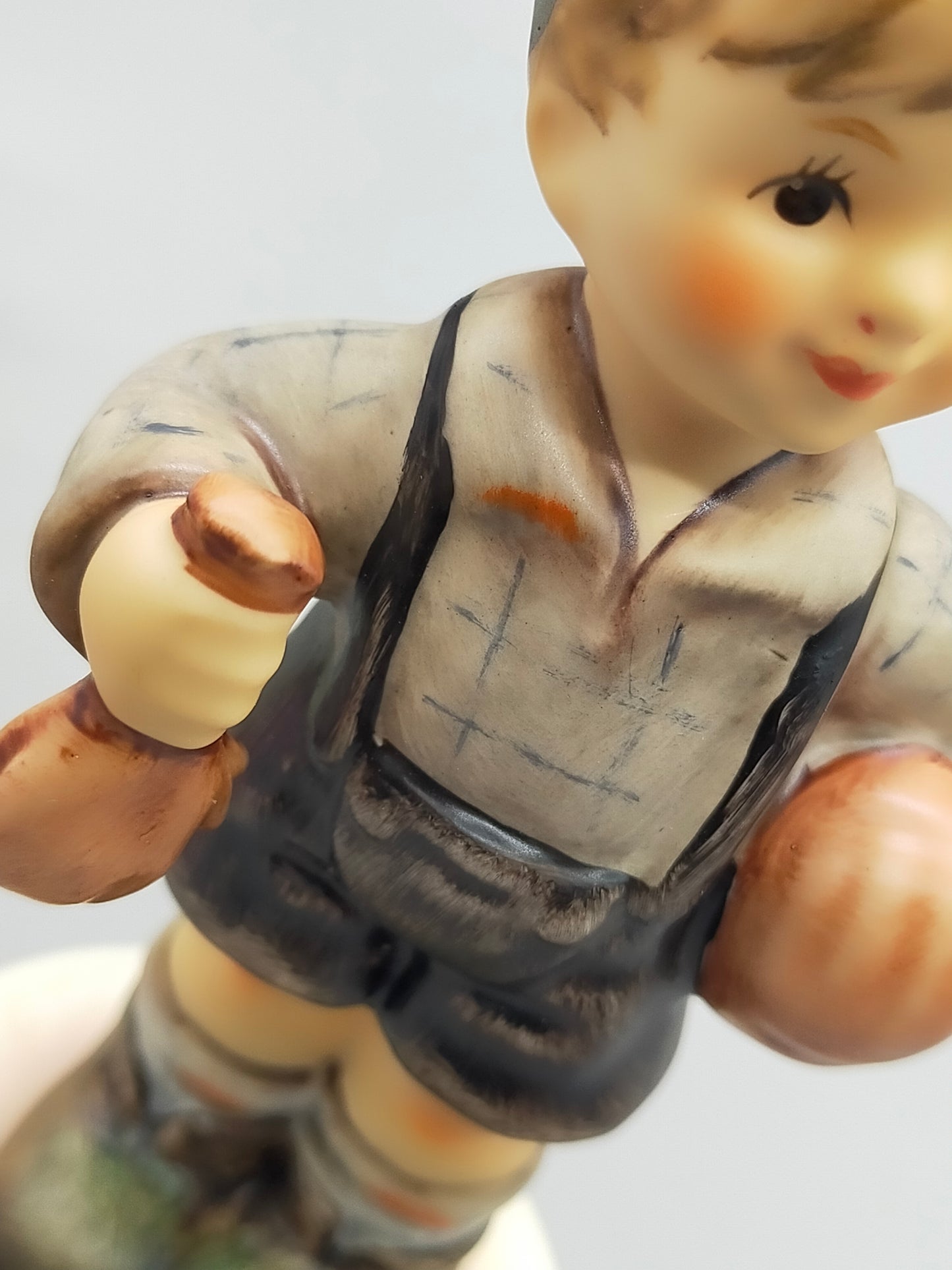 Goebel Hummel Figur "Gewonnen" – Mit Original Verpackung und Zertifikat