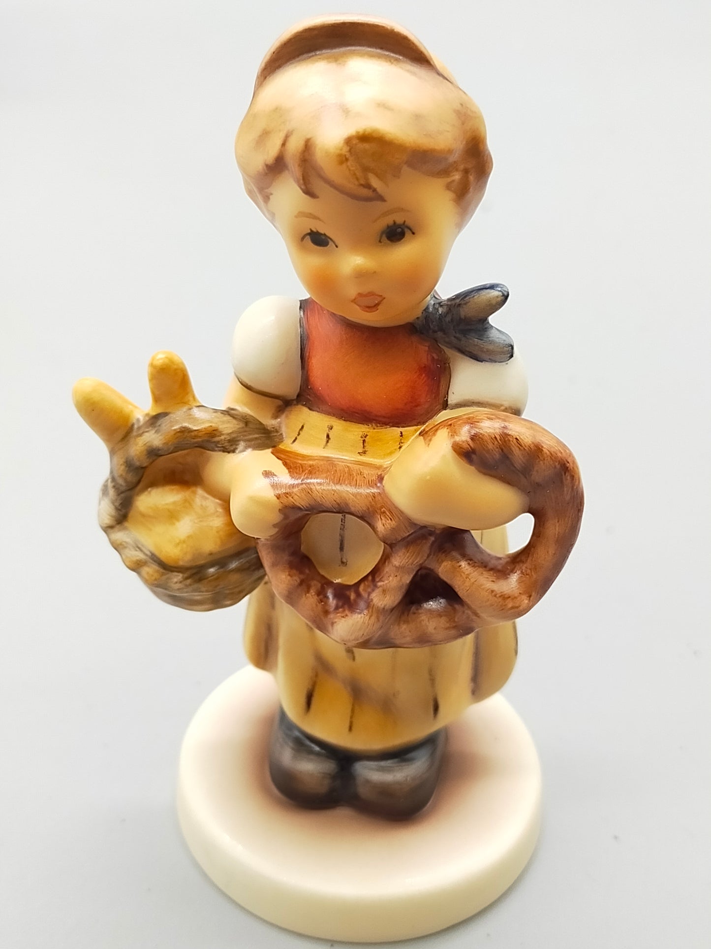 Goebel Hummel Figur "Frisch gebacken / Pretzel Girl" – Mit OVP & Zertifikat
