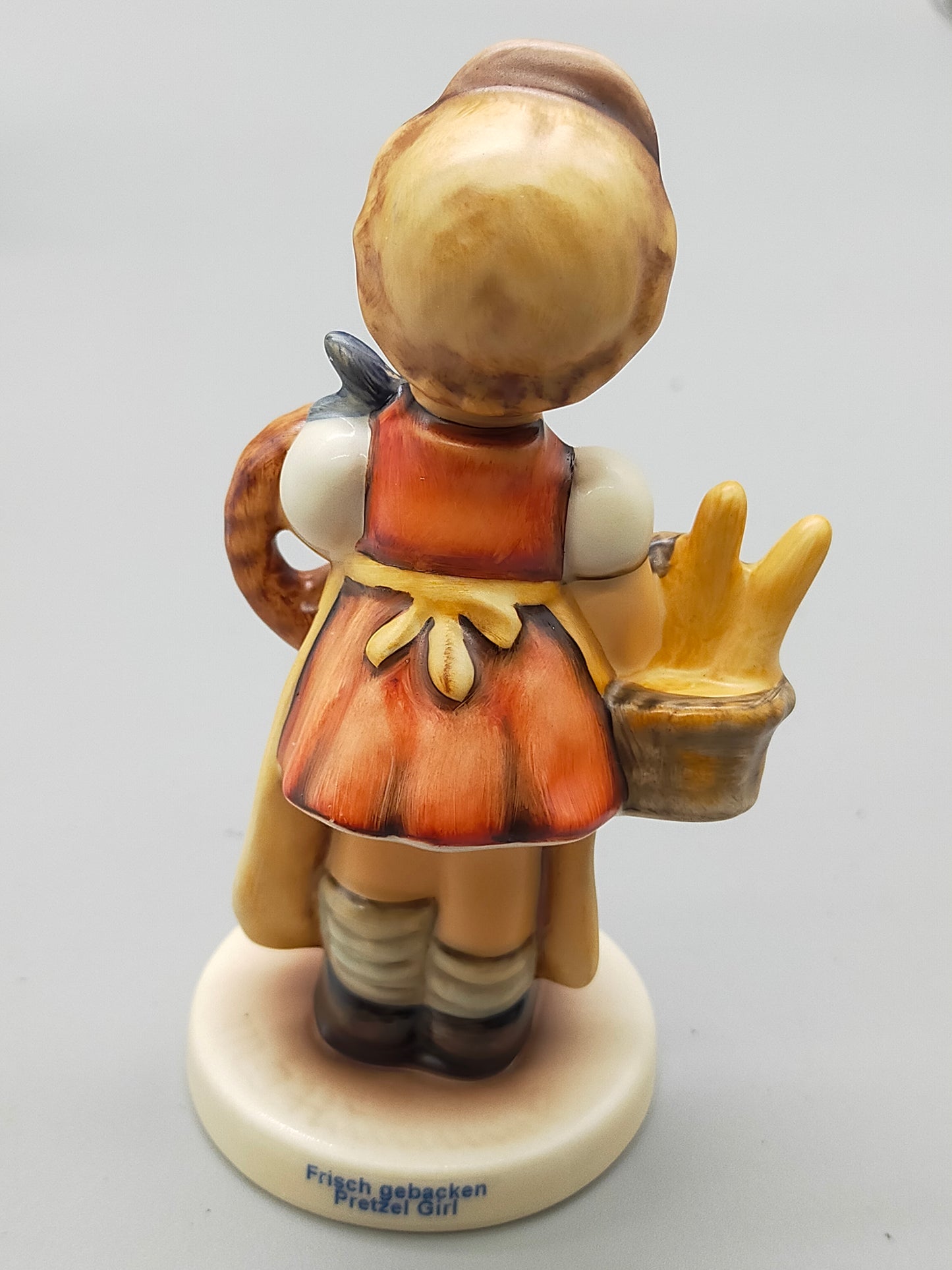 Goebel Hummel Figur "Frisch gebacken / Pretzel Girl" – Mit OVP & Zertifikat