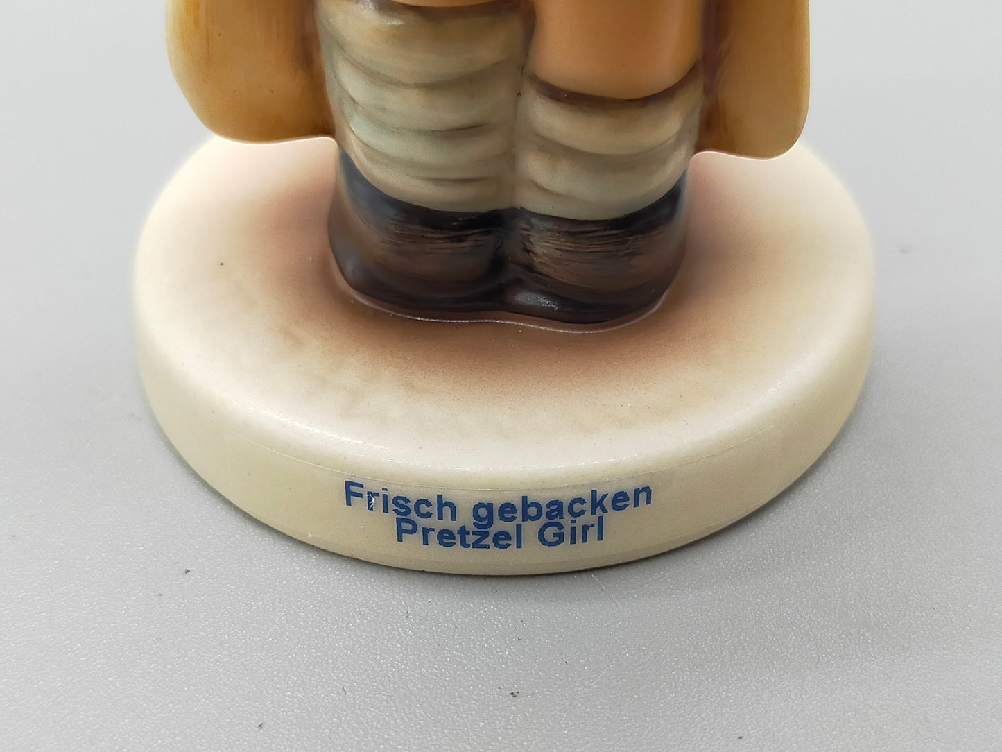Goebel Hummel Figur "Frisch gebacken / Pretzel Girl" – Mit OVP & Zertifikat