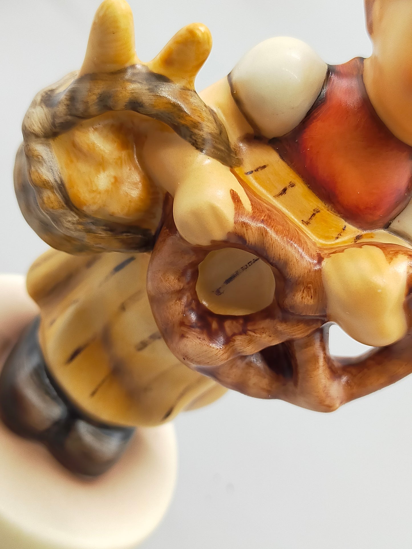 Goebel Hummel Figur "Frisch gebacken / Pretzel Girl" – Mit OVP & Zertifikat