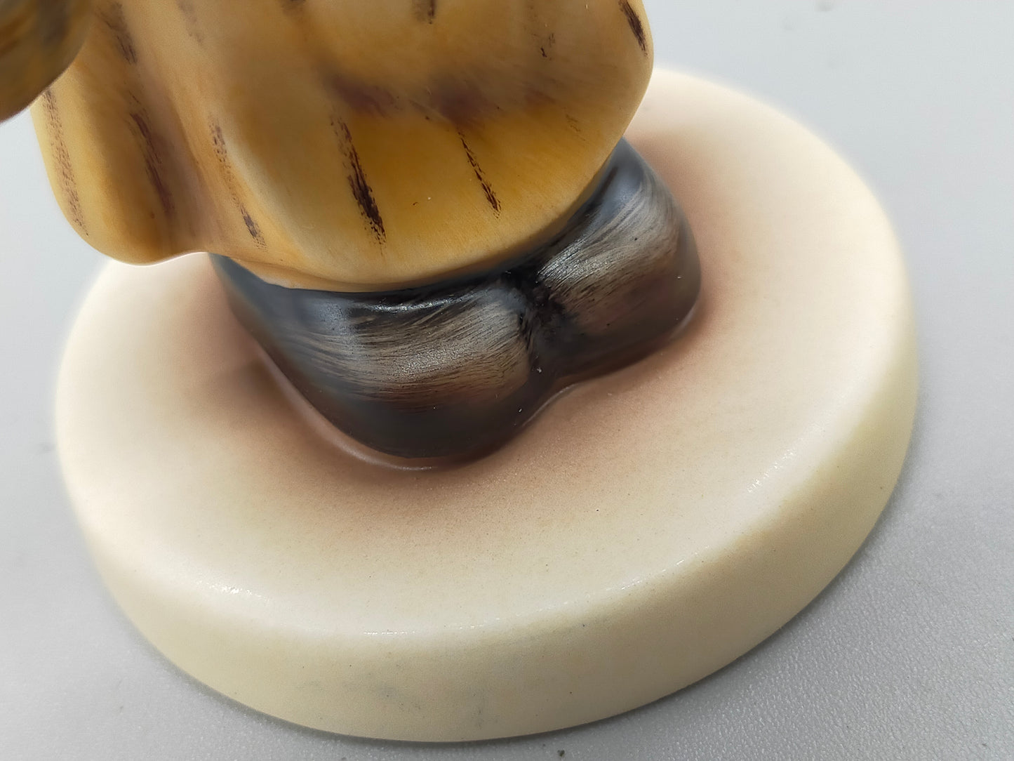 Goebel Hummel Figur "Frisch gebacken / Pretzel Girl" – Mit OVP & Zertifikat
