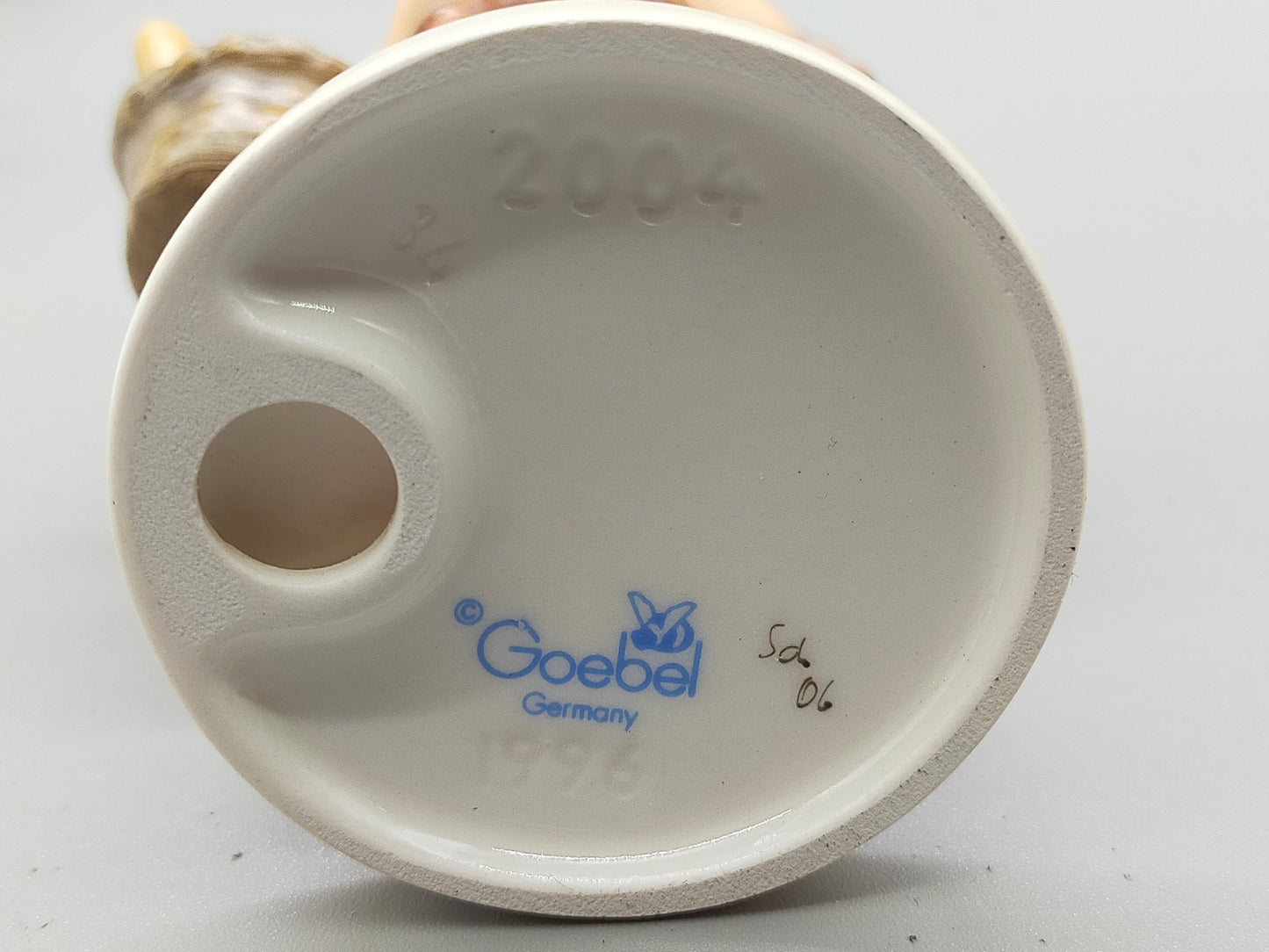 Goebel Hummel Figur "Frisch gebacken / Pretzel Girl" – Mit OVP & Zertifikat