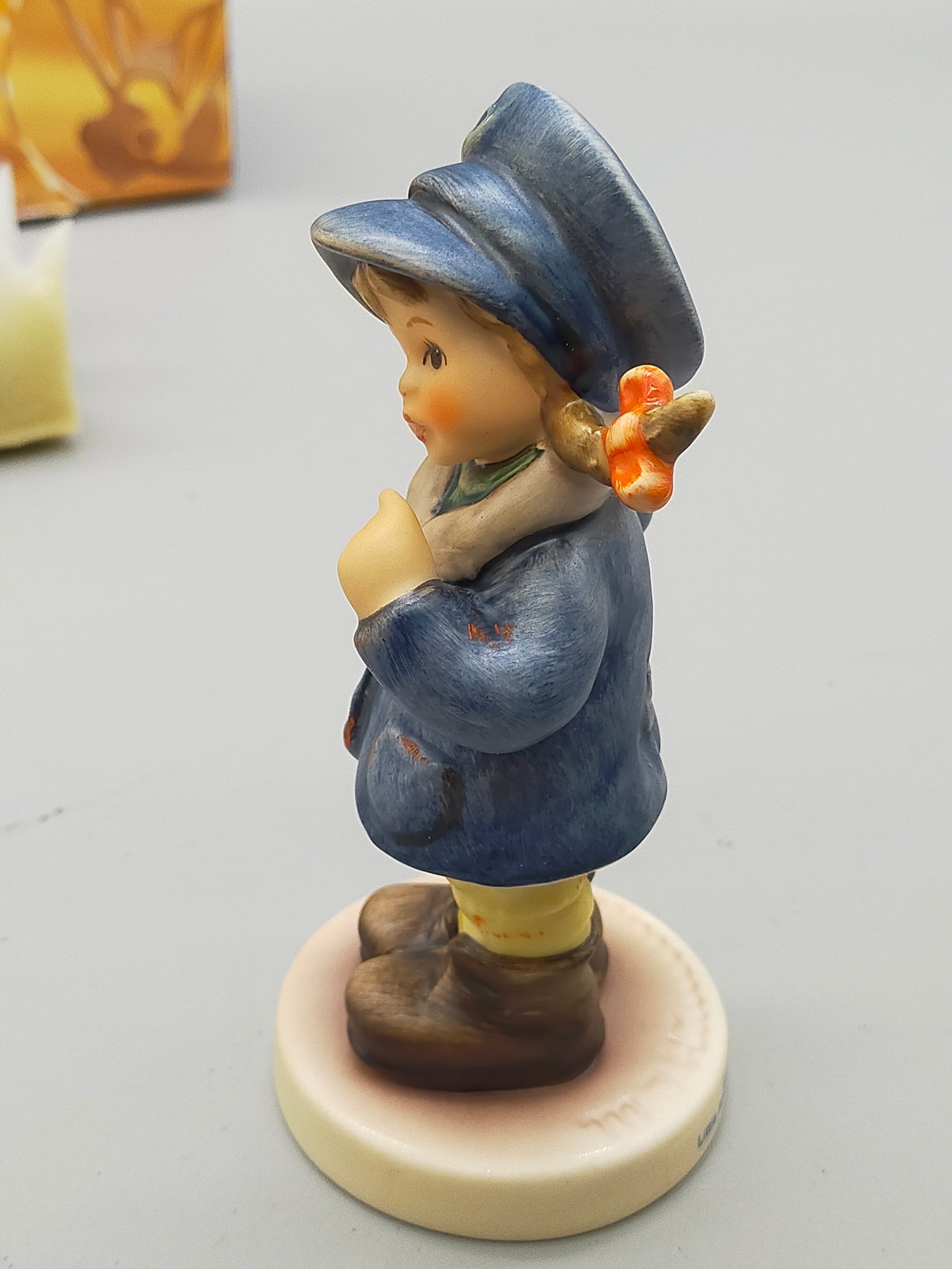 Goebel Hummel Figur "Eilbotin" – Mit Original Verpackung und Zertifikat