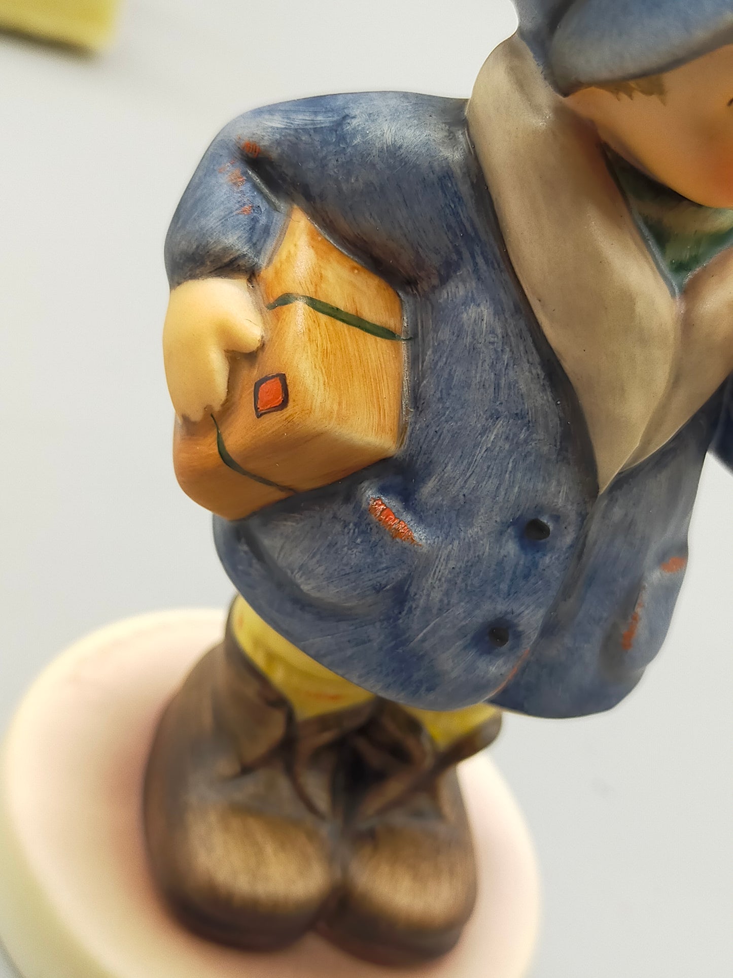 Goebel Hummel Figur "Eilbotin" – Mit Original Verpackung und Zertifikat