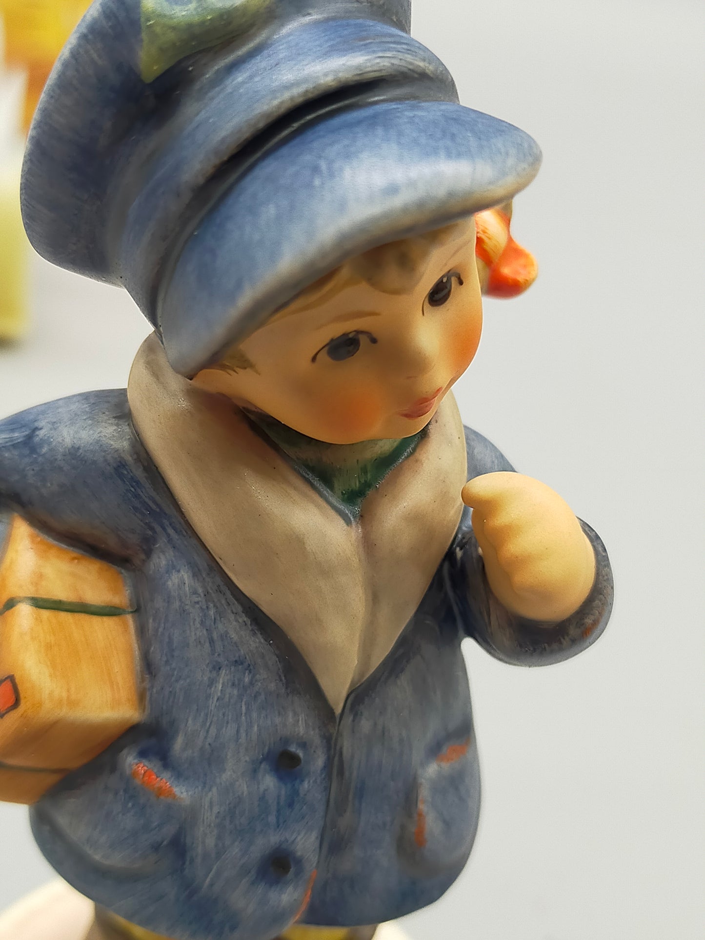 Goebel Hummel Figur "Eilbotin" – Mit Original Verpackung und Zertifikat