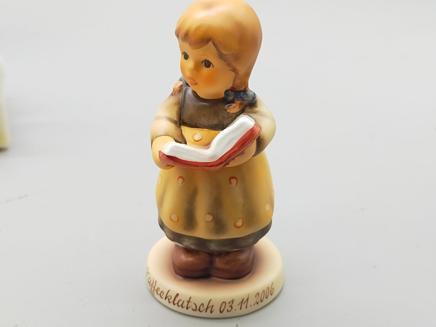Goebel Hummel Figur "Fehlt noch was?" – Mit Original Verpackung und Zertifikat