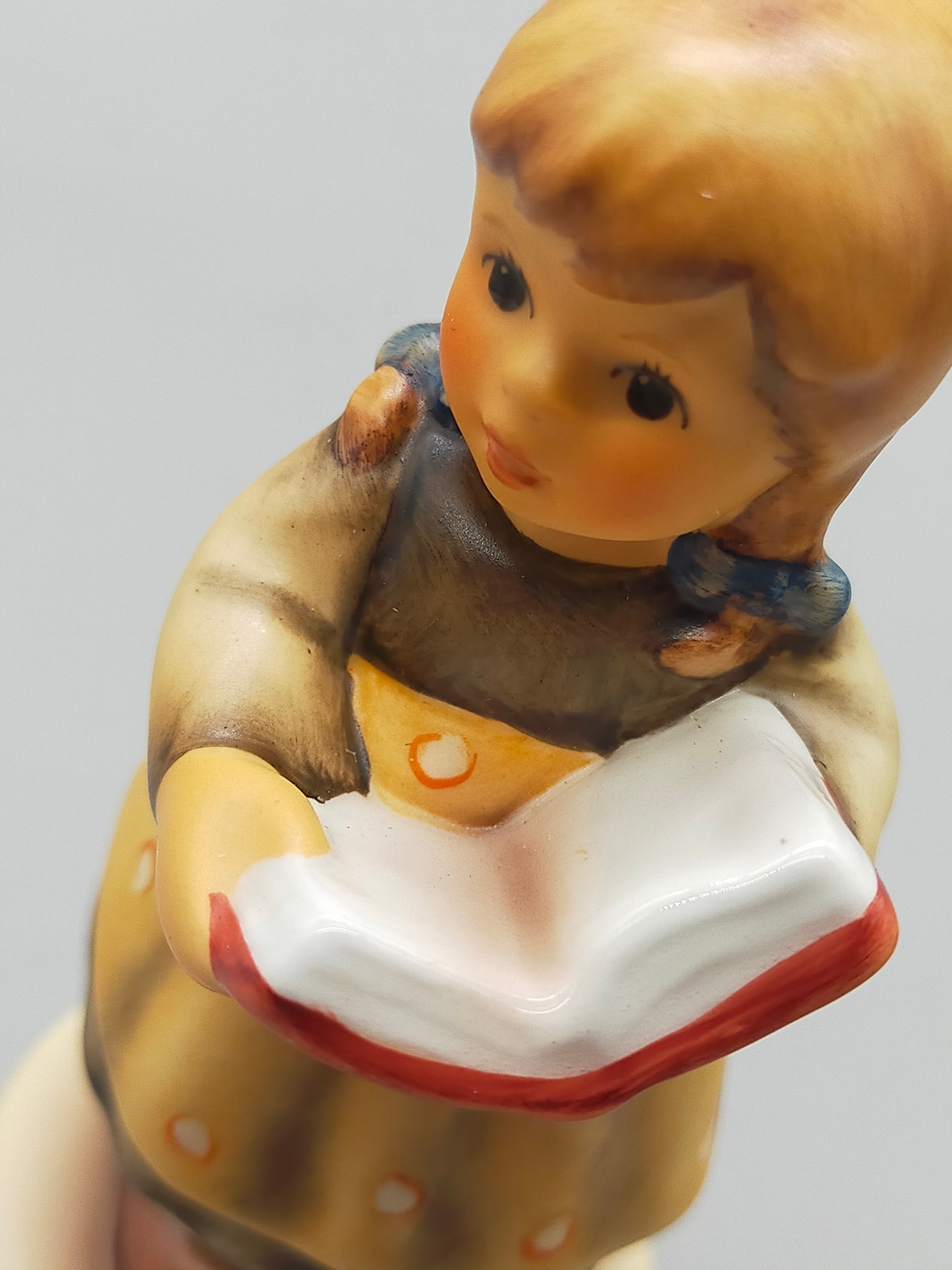 Goebel Hummel Figur "Fehlt noch was?" – Mit Original Verpackung und Zertifikat