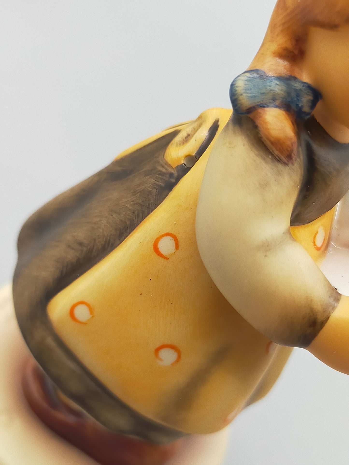 Goebel Hummel Figur "Fehlt noch was?" – Mit Original Verpackung und Zertifikat