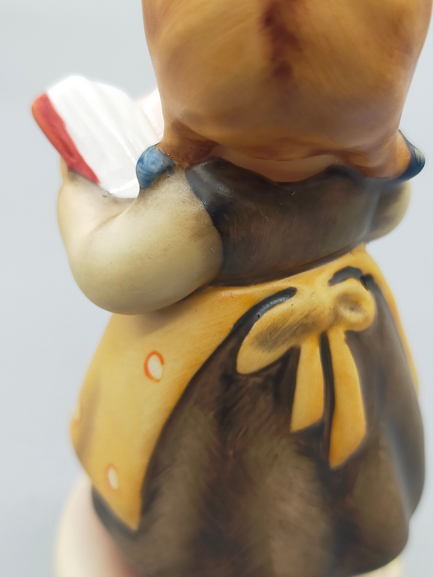 Goebel Hummel Figur "Fehlt noch was?" – Mit Original Verpackung und Zertifikat