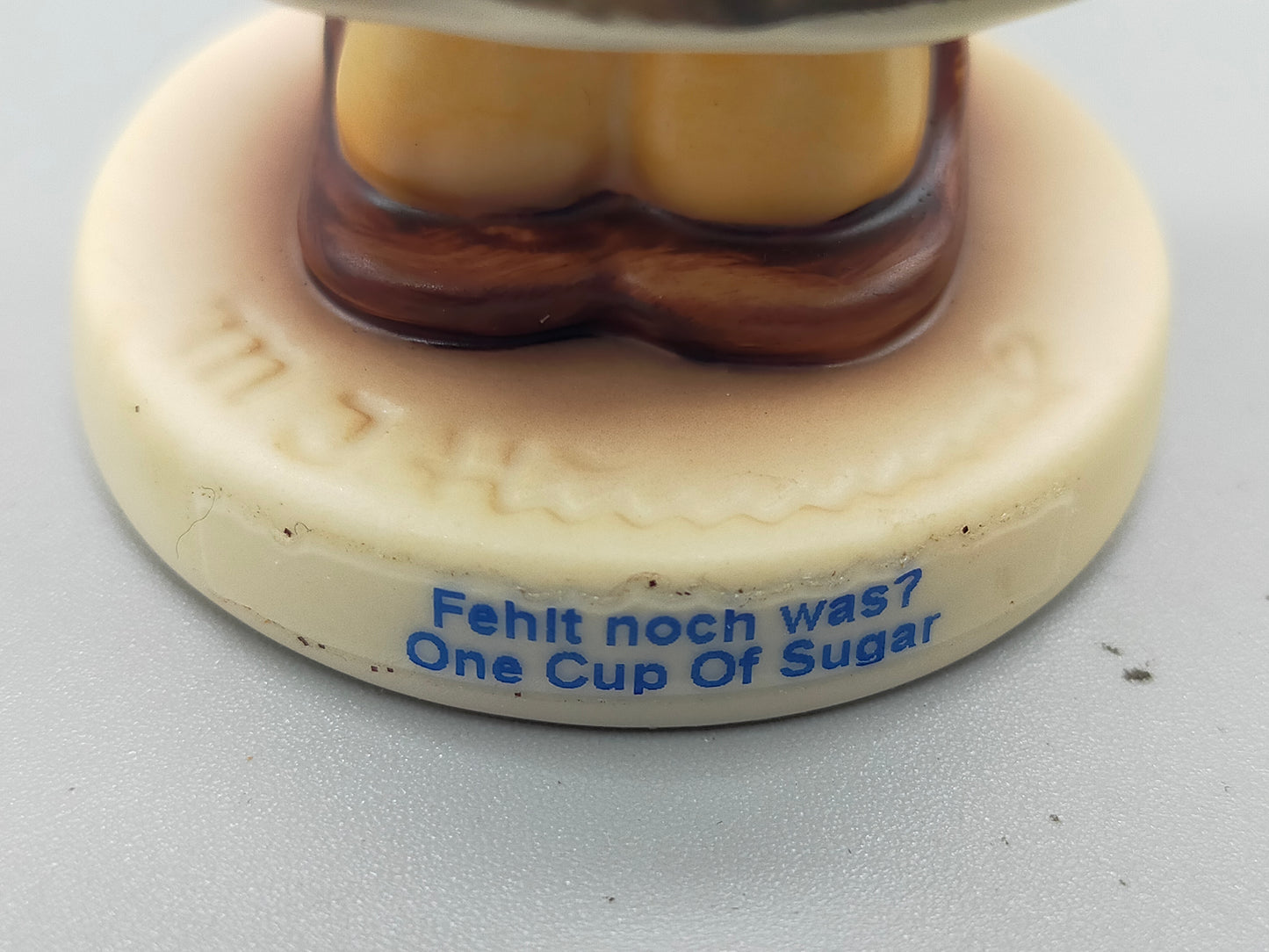 Goebel Hummel Figur "Fehlt noch was?" – Mit Original Verpackung und Zertifikat