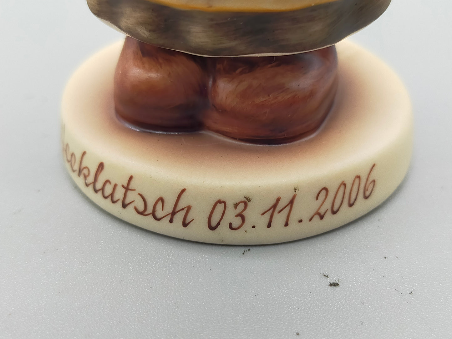 Goebel Hummel Figur "Fehlt noch was?" – Mit Original Verpackung und Zertifikat