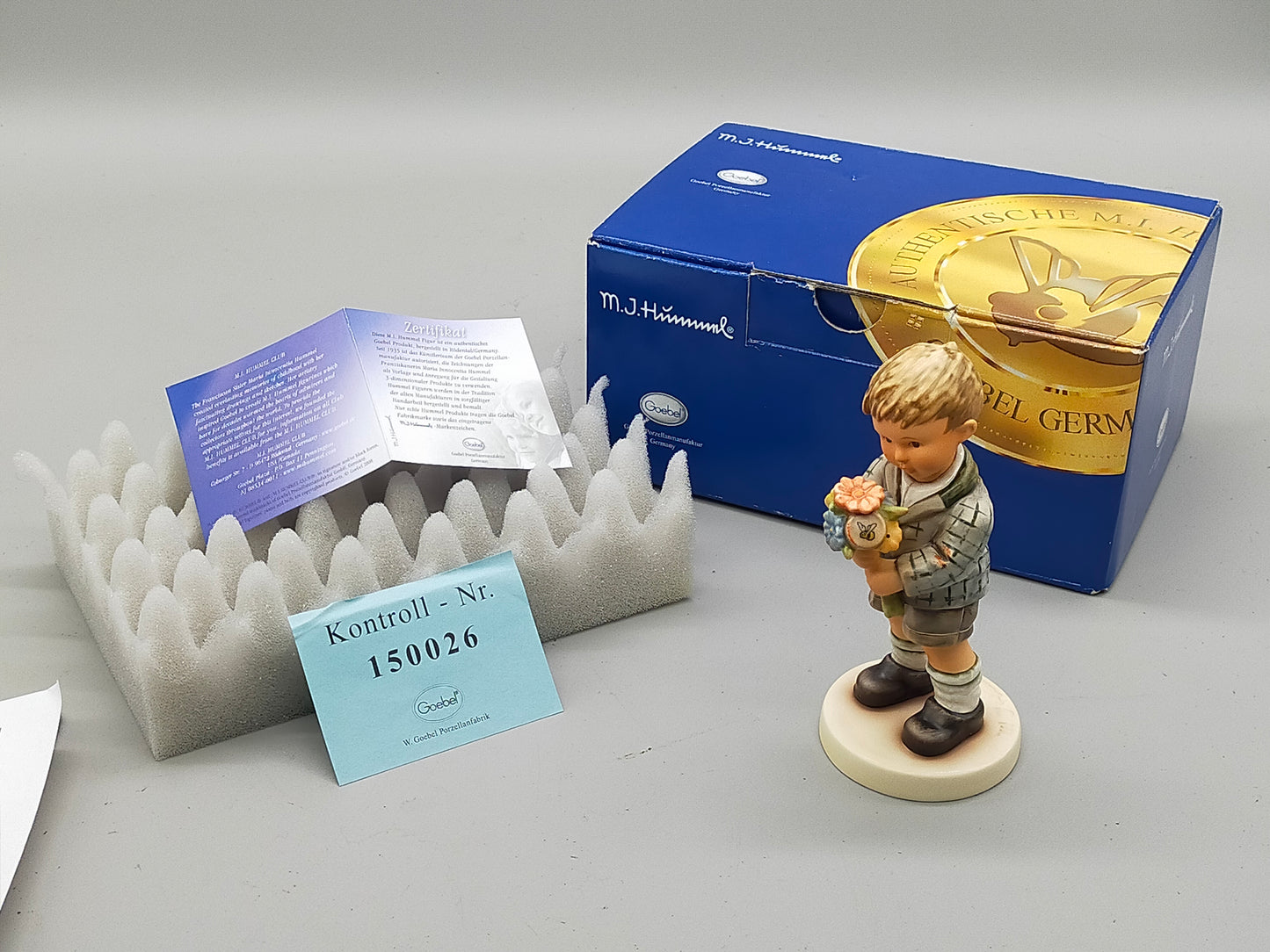 Goebel Hummel Figur Ein Sträußchen in Ehren Mit OVP und Zertifikat