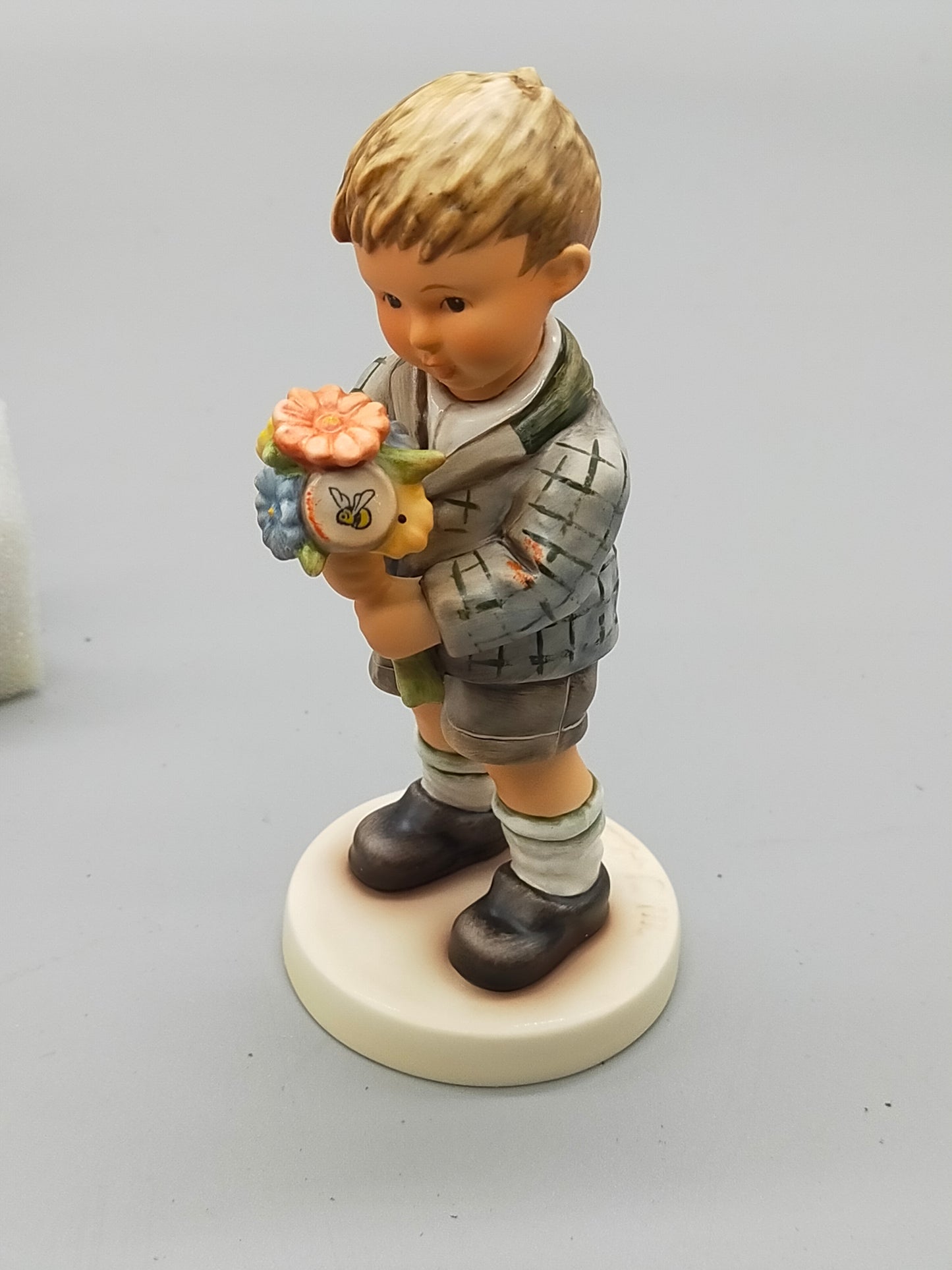Goebel Hummel Figur Ein Sträußchen in Ehren Mit OVP und Zertifikat