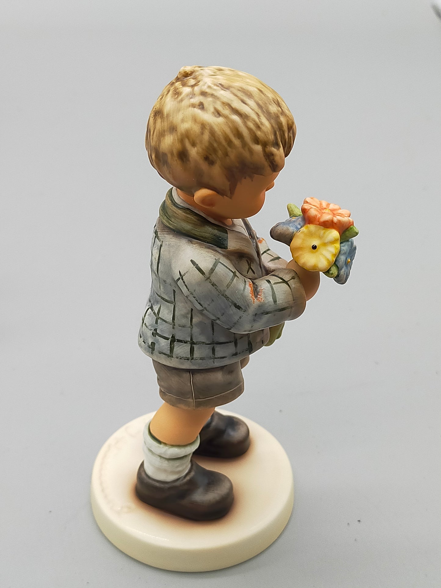 Goebel Hummel Figur Ein Sträußchen in Ehren Mit OVP und Zertifikat