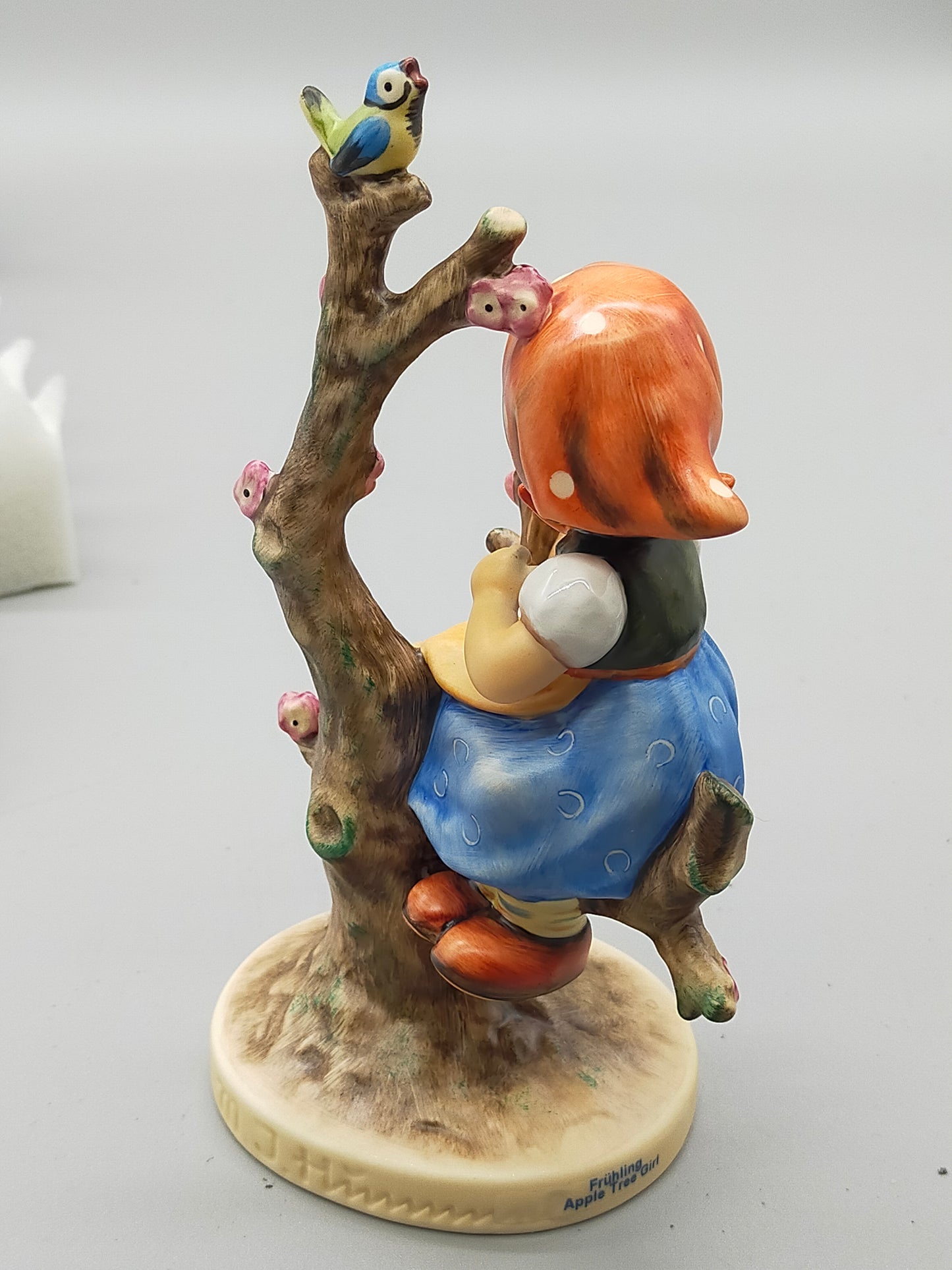 Goebel Hummel Figur "Apple Tree Girl" – Mit Original Verpackung und Zertifikat