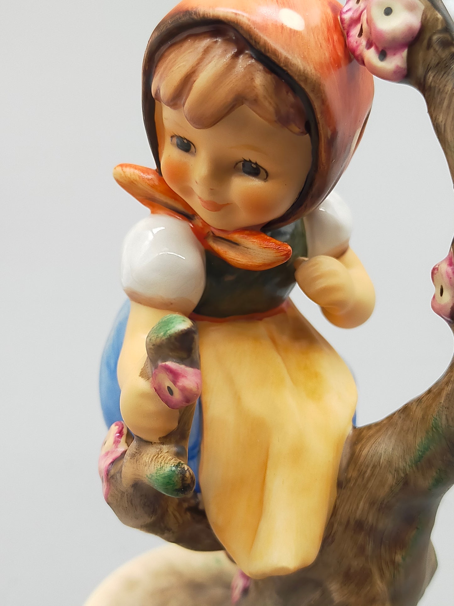 Goebel Hummel Figur "Apple Tree Girl" – Mit Original Verpackung und Zertifikat