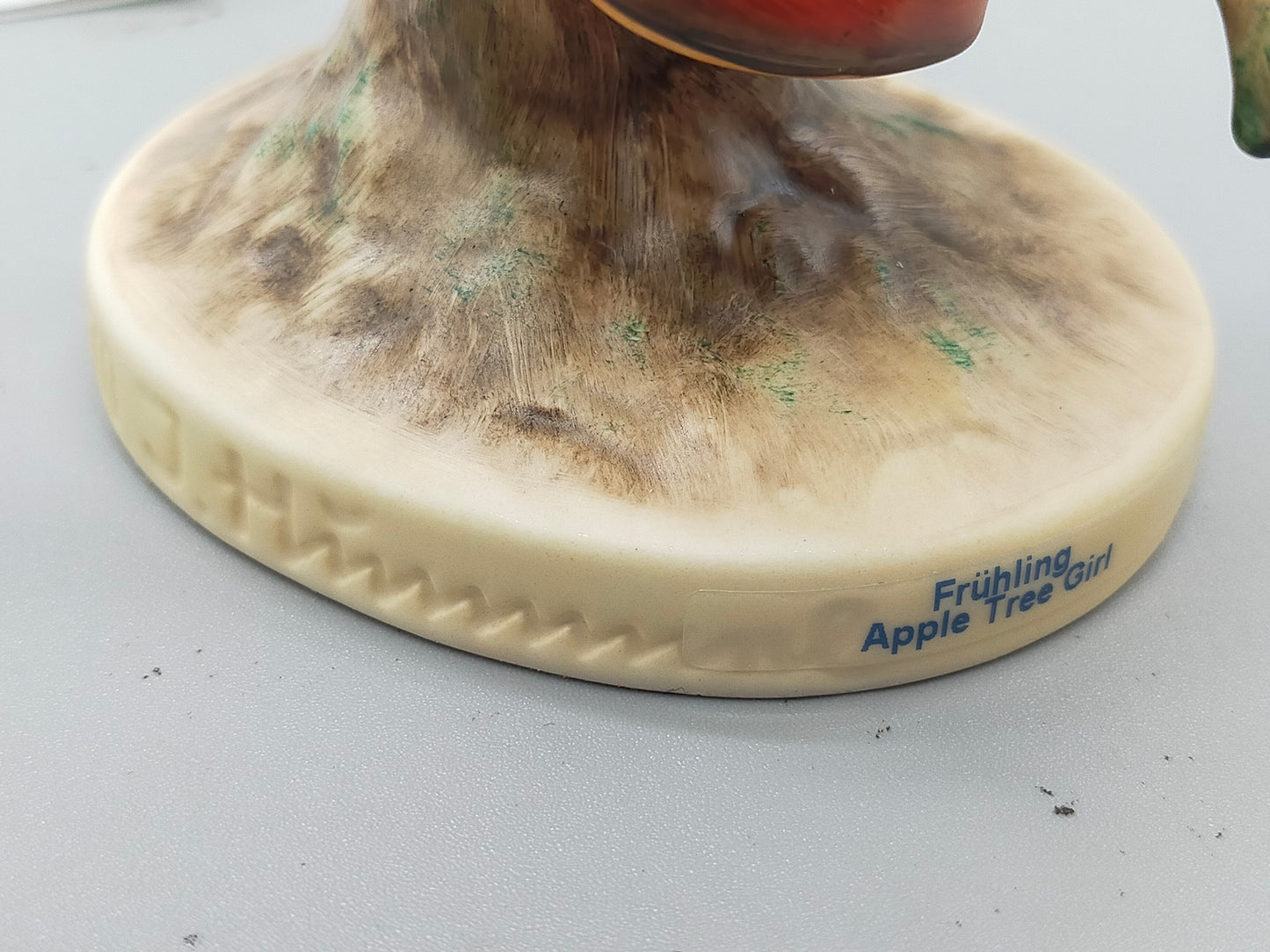 Goebel Hummel Figur "Apple Tree Girl" – Mit Original Verpackung und Zertifikat