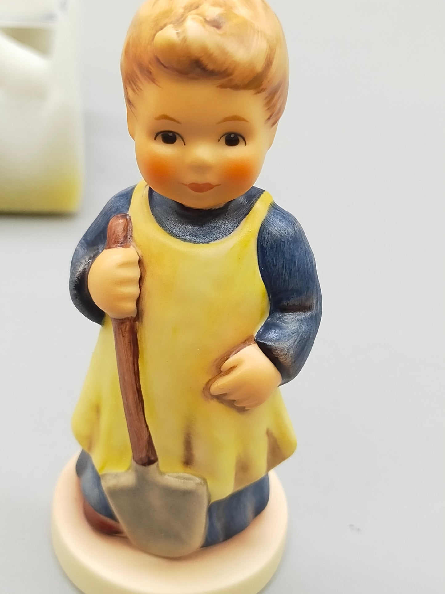 Goebel Hummel Figur "Garden Treasures" – Mit Original Verpackung und Zertifikat
