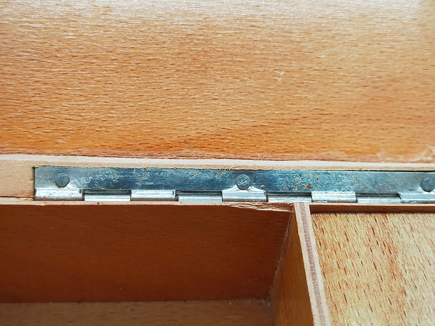 Antike Lador Musikdose – Klassische Intarsienkunst aus der Schweiz
