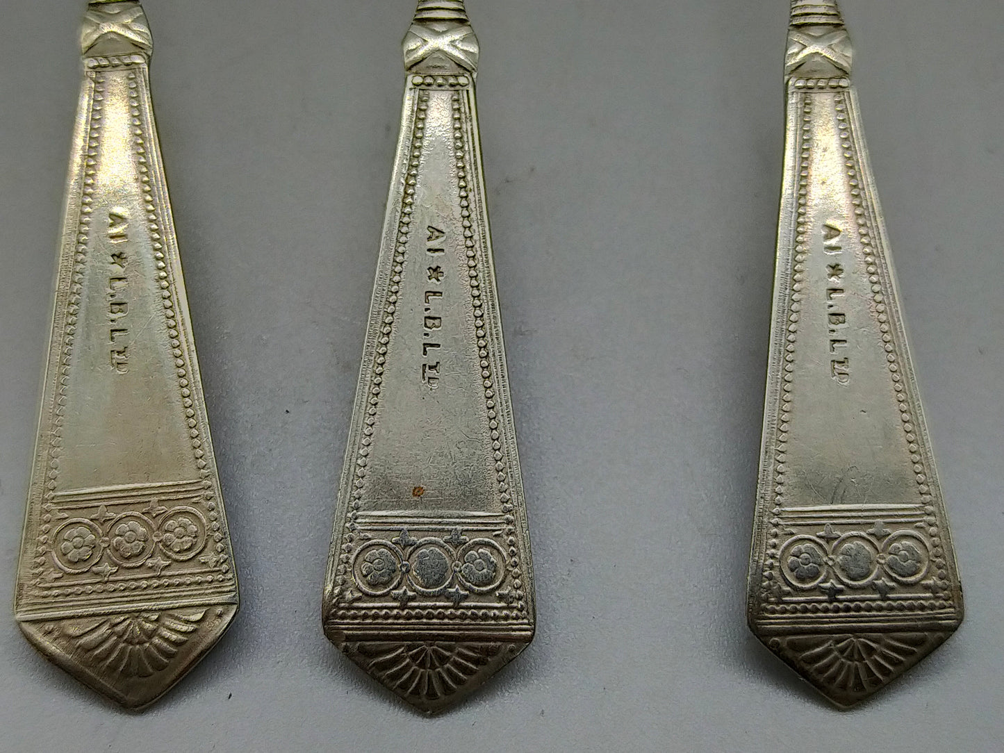 Antikes Besteck Set 5 versilberte Löffel von Arthur Ironmonger