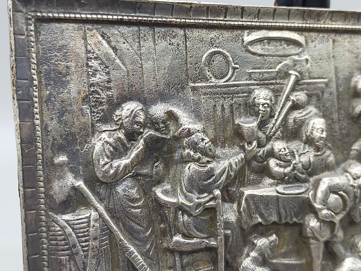 Antike Reliefplatte aus Kunstguss– Rustikale Wirtshausszene im Barockstil